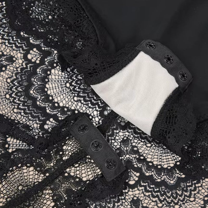 Gros plan sur les boutons-pression à l’entrejambe et la dentelle du body Oba noir.