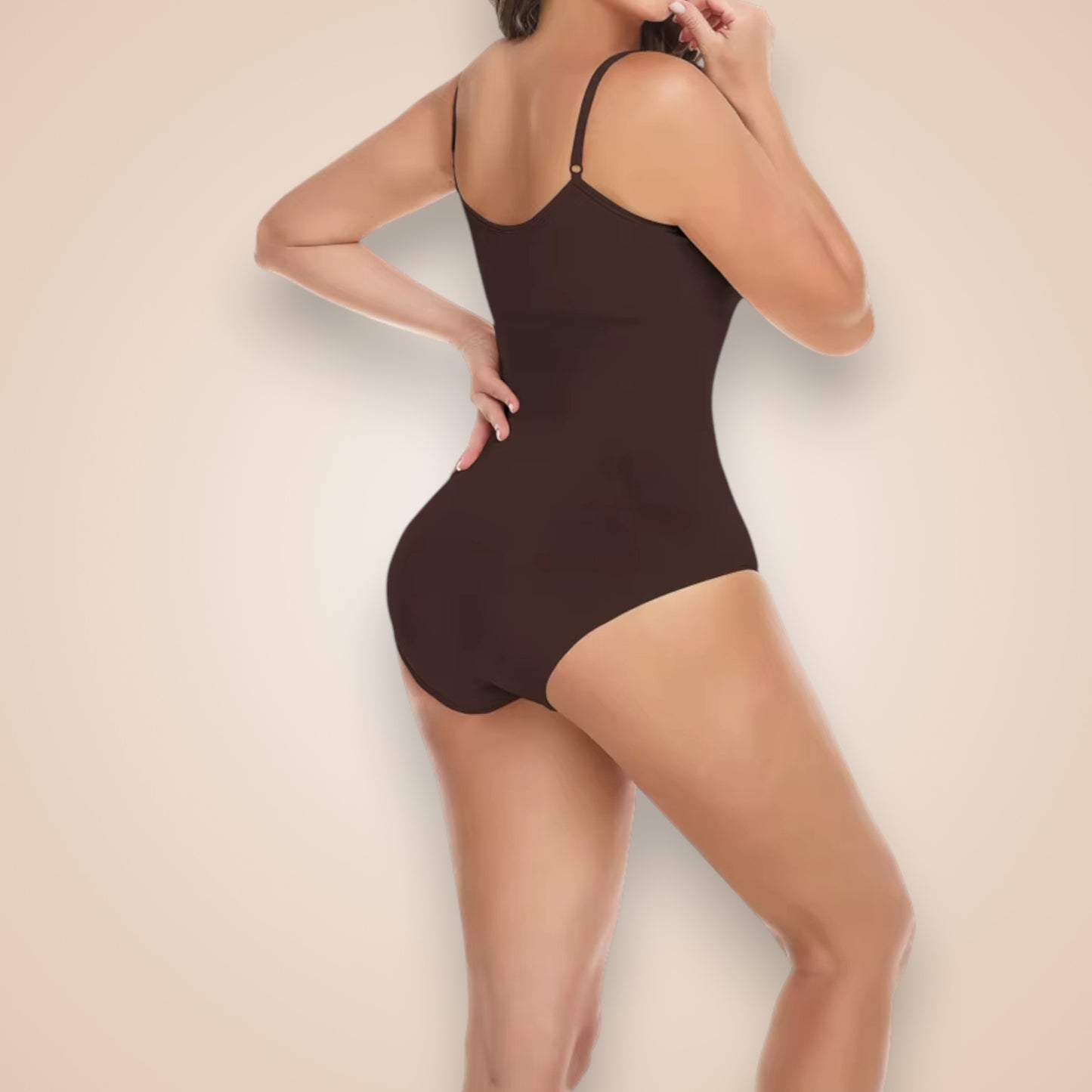 Body gainant marron pour femme, lingerie sculptante effet push-up, dos échancré et maintien des fesses pour une silhouette galbée et harmonieuse.