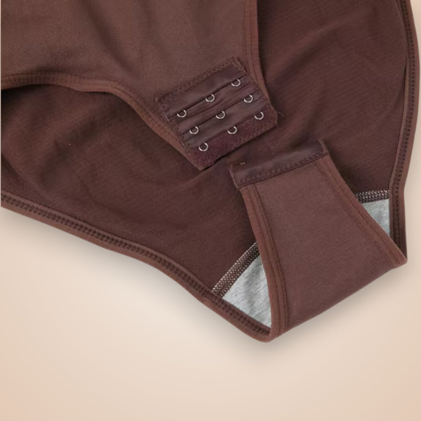 Zoom sur la culotte gainante marron avec agrafes réglables à l’entrejambe – lingerie sculptante femme confortable, culotte shapewear ventre plat Secret Gainant