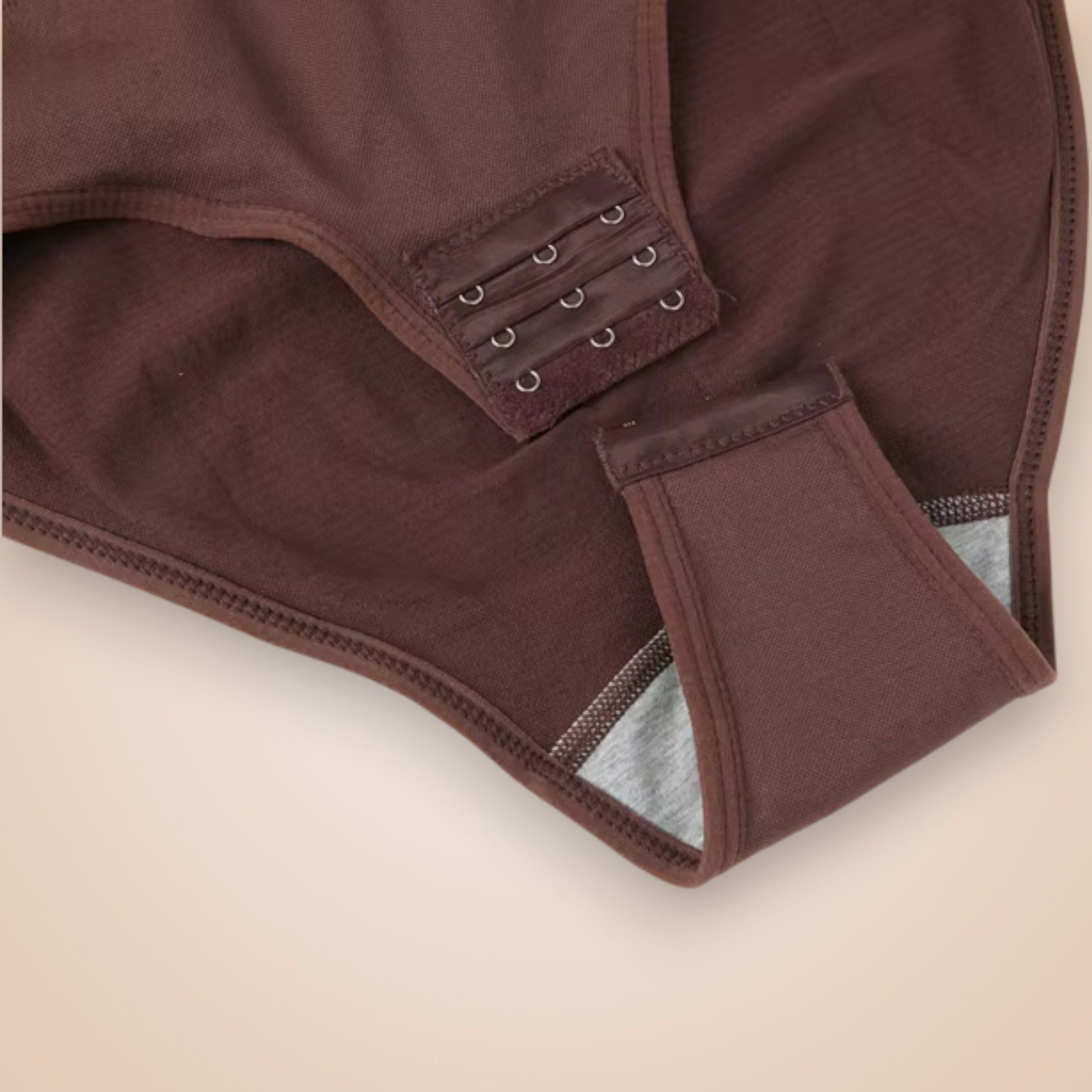 Zoom sur la culotte gainante marron avec agrafes réglables à l’entrejambe – lingerie sculptante femme confortable, culotte shapewear ventre plat Secret Gainant