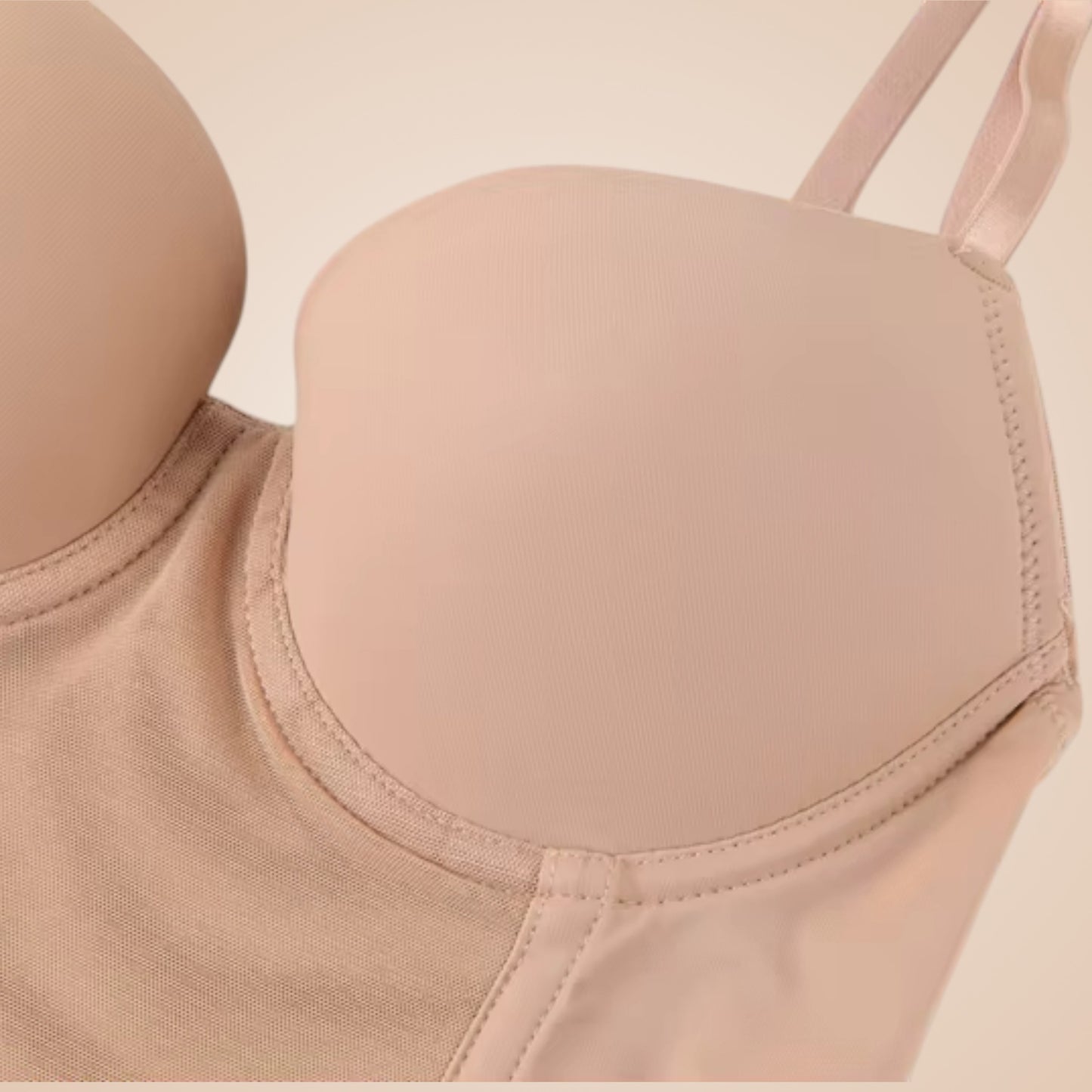 Body string gainant nude femme zoom sur le soutien-gorge intégré, tissu lisse et couture invisible, maintien poitrine et effet galbant naturel.