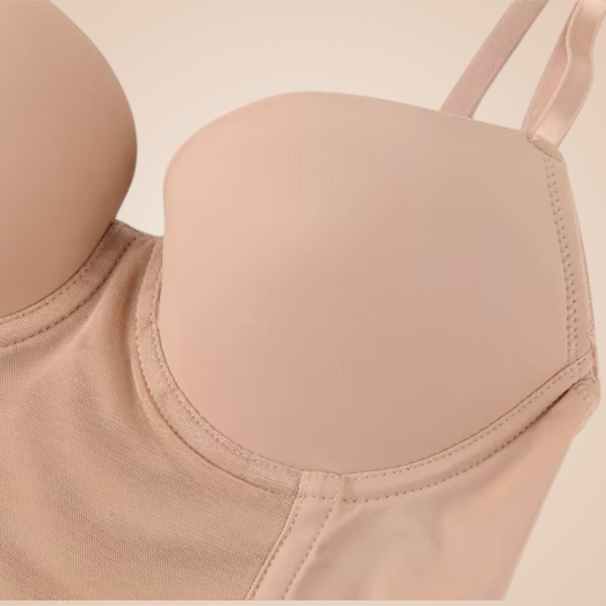 Body string gainant nude femme zoom sur le soutien-gorge intégré, tissu lisse et couture invisible, maintien poitrine et effet galbant naturel.