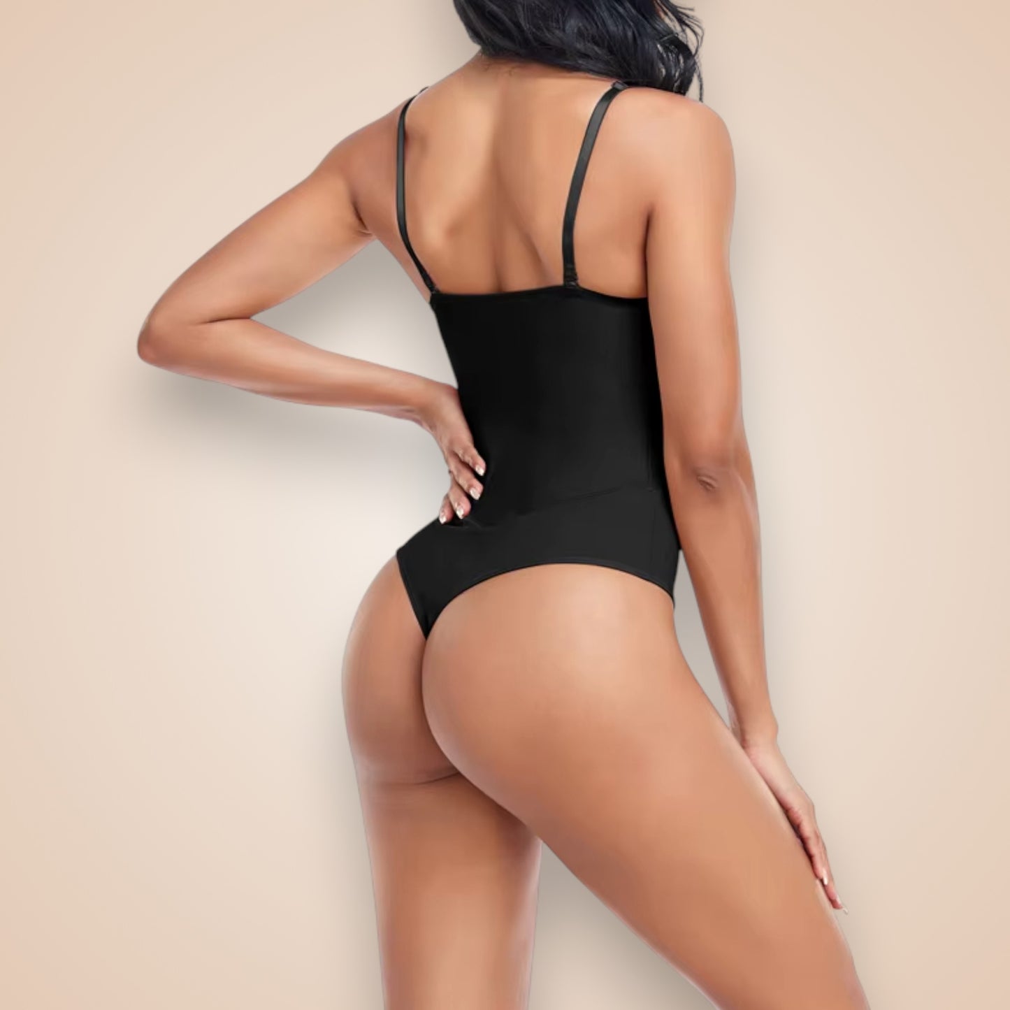 Body string gainant noir femme vu de dos, lingerie sculptante invisible, effet push-up et maintien taille pour silhouette galbée.