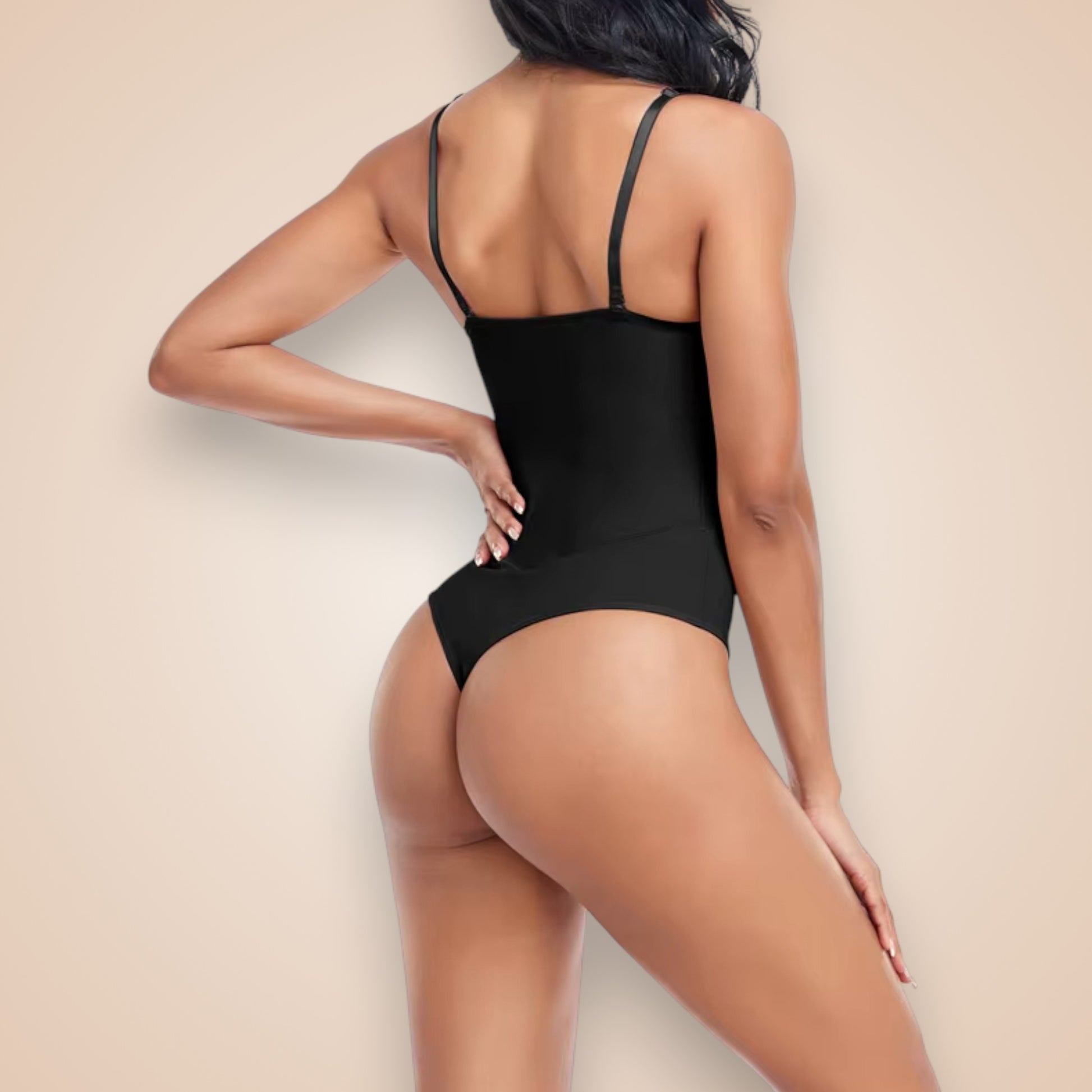 Body string gainant noir femme vu de dos, lingerie sculptante invisible, effet push-up et maintien taille pour silhouette galbée.