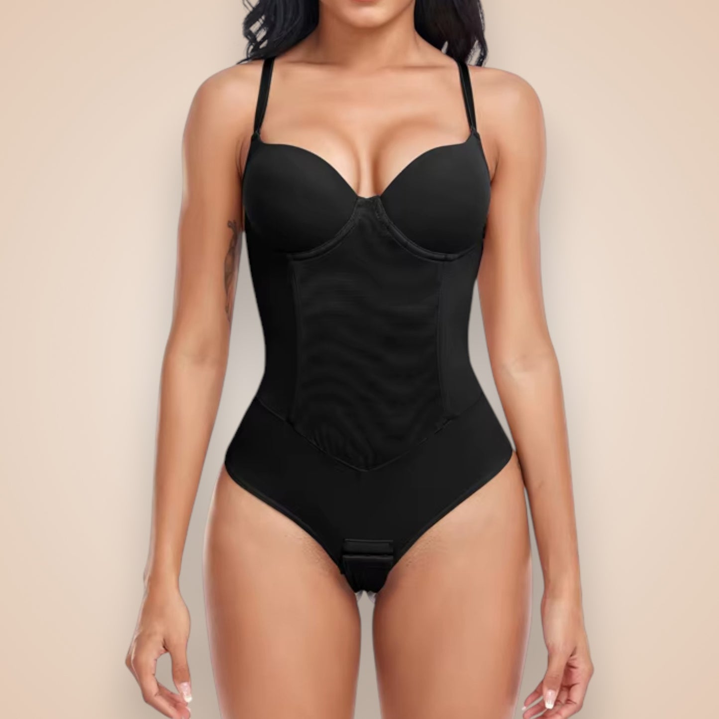 Body string gainant noir femme porté, effet ventre plat et maintien poitrine, lingerie sculptante invisible pour silhouette affinée.