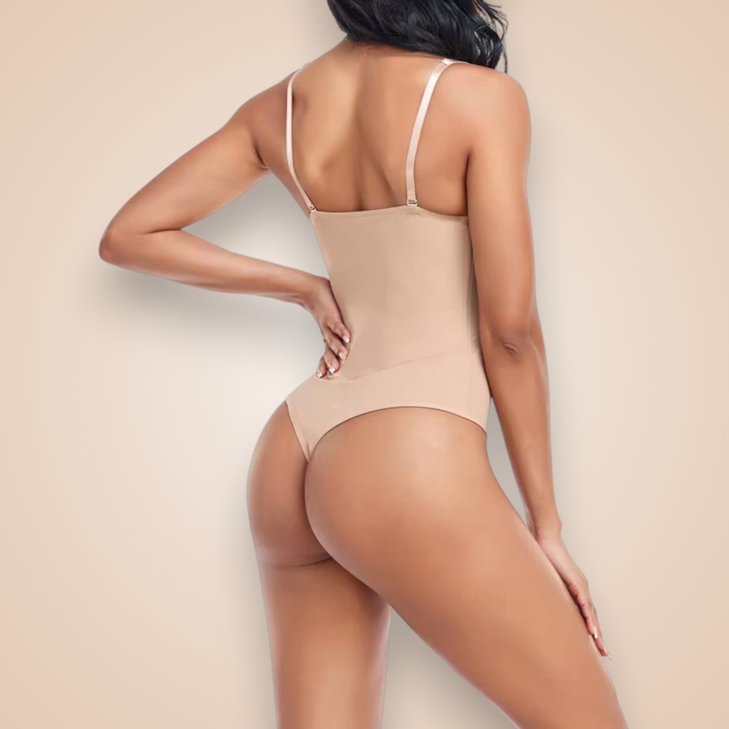 Body string gainant nude femme vu de dos, lingerie sculptante invisible avec effet push-up et maintien taille pour silhouette galbée.