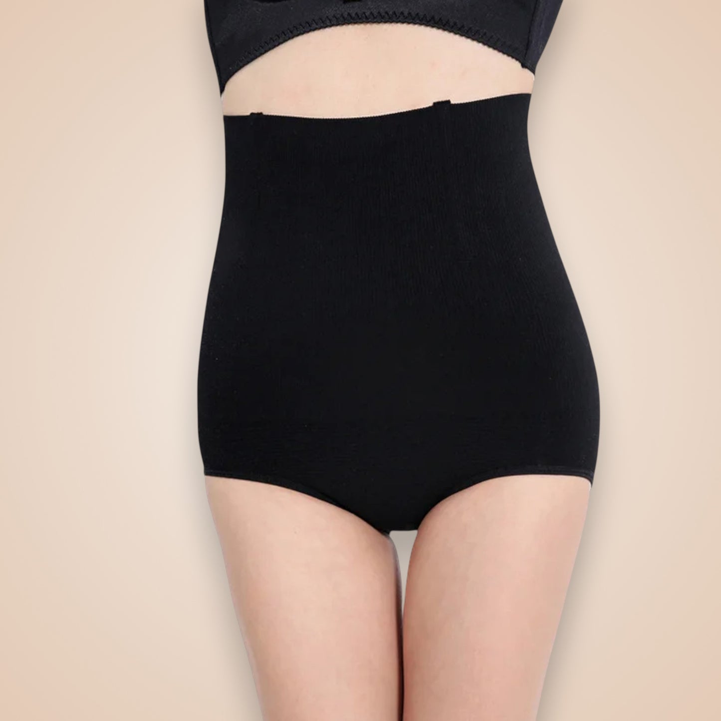 Culotte gainante noire taille haute pour femme, lingerie sculptante effet ventre plat et amincissant, gaine discrète sous les vêtements.