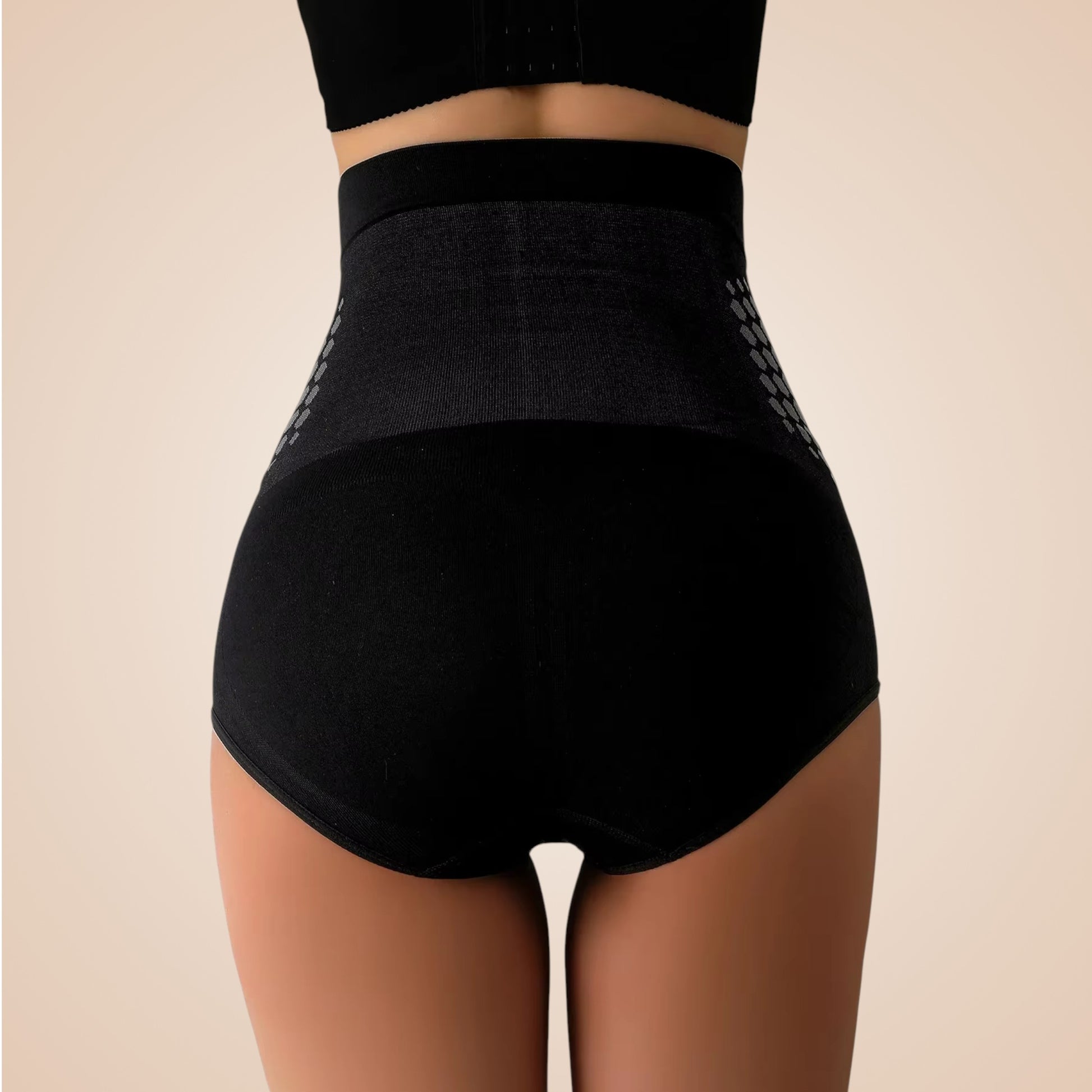 Culotte gainante noire taille haute avec bande de maintien ajustée et coutures discrètes.