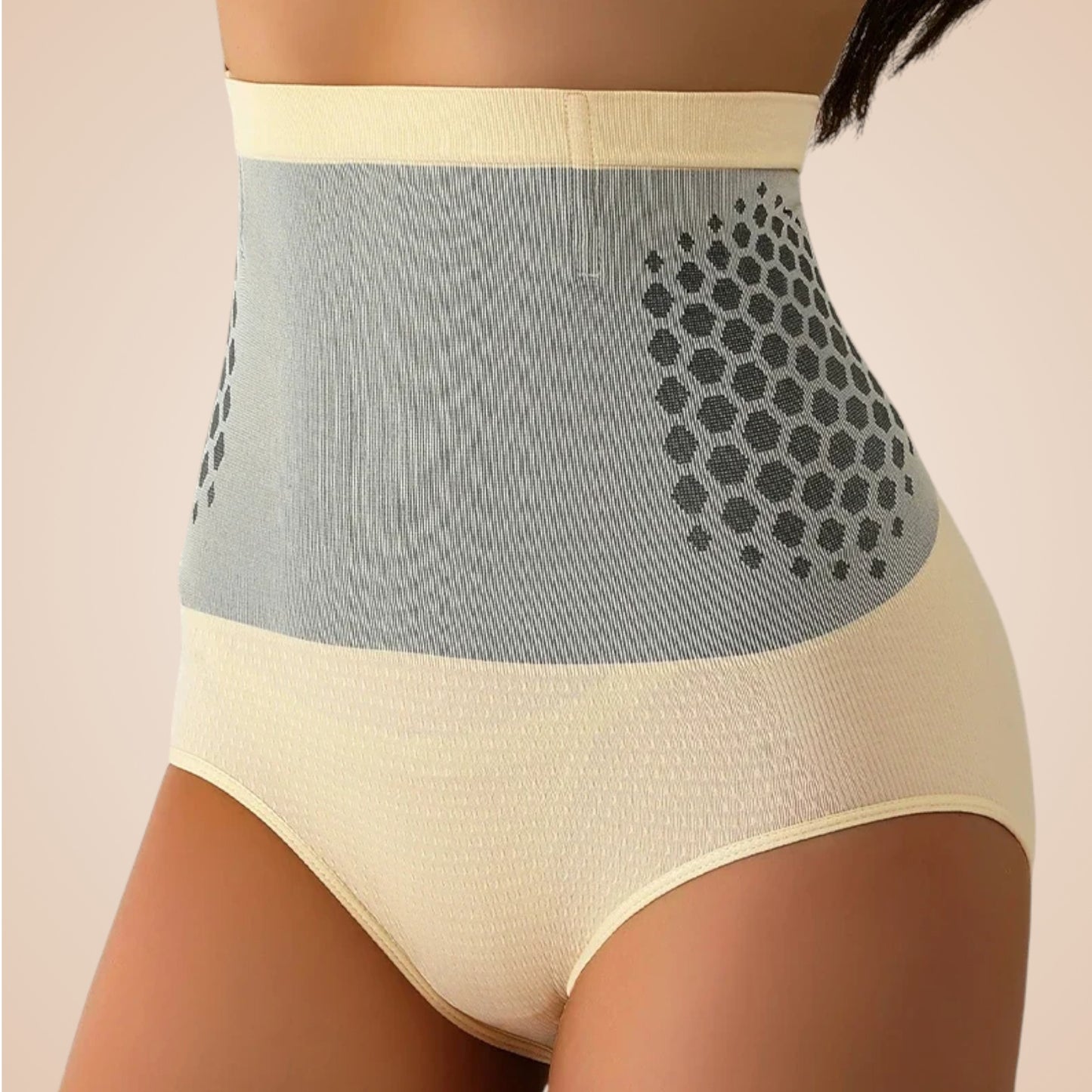 Culotte gainante beige avec ceinture grise à motifs hexagonaux pour maintien du ventre.