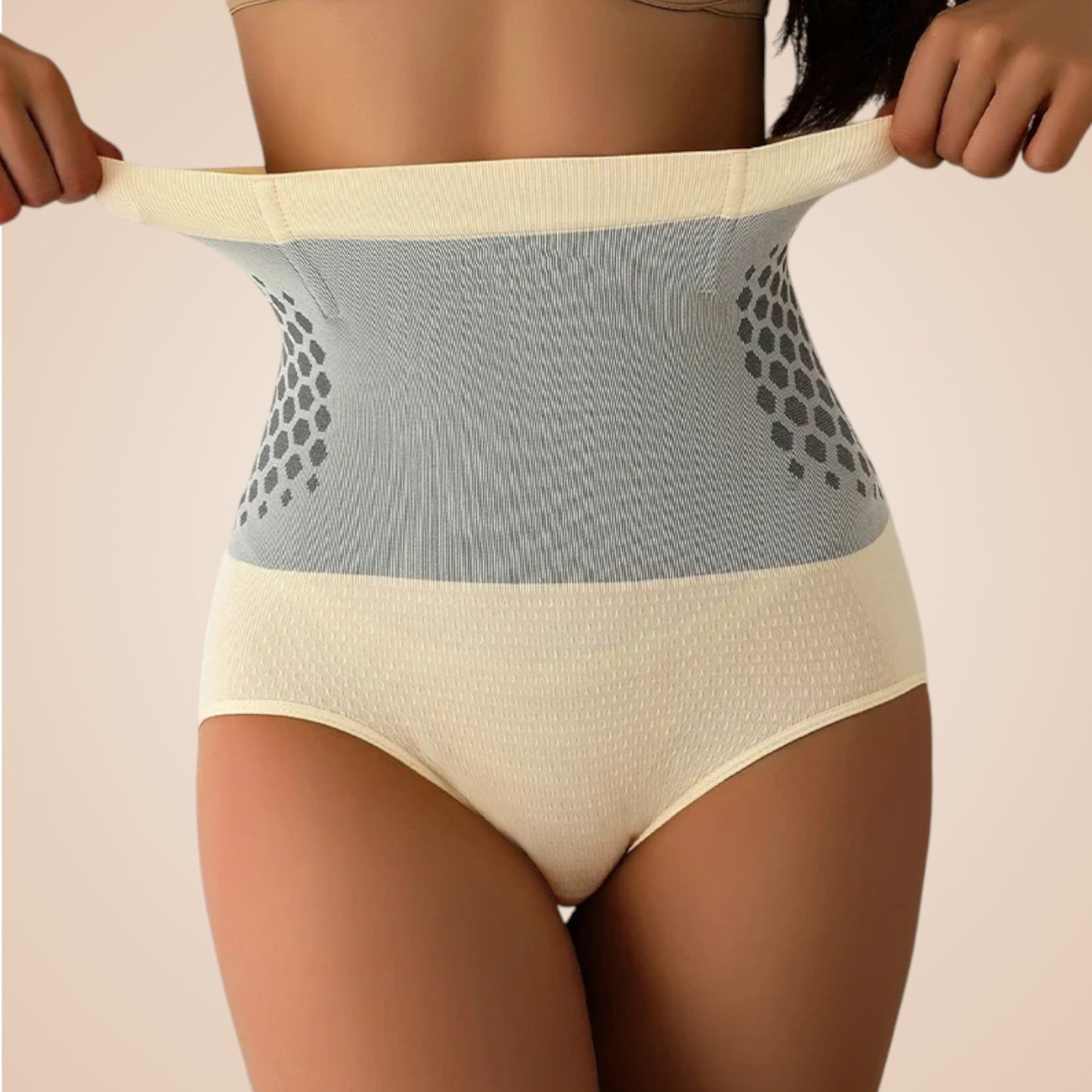Culotte gainante beige à taille haute avec zones texturées pour maintien et confort.