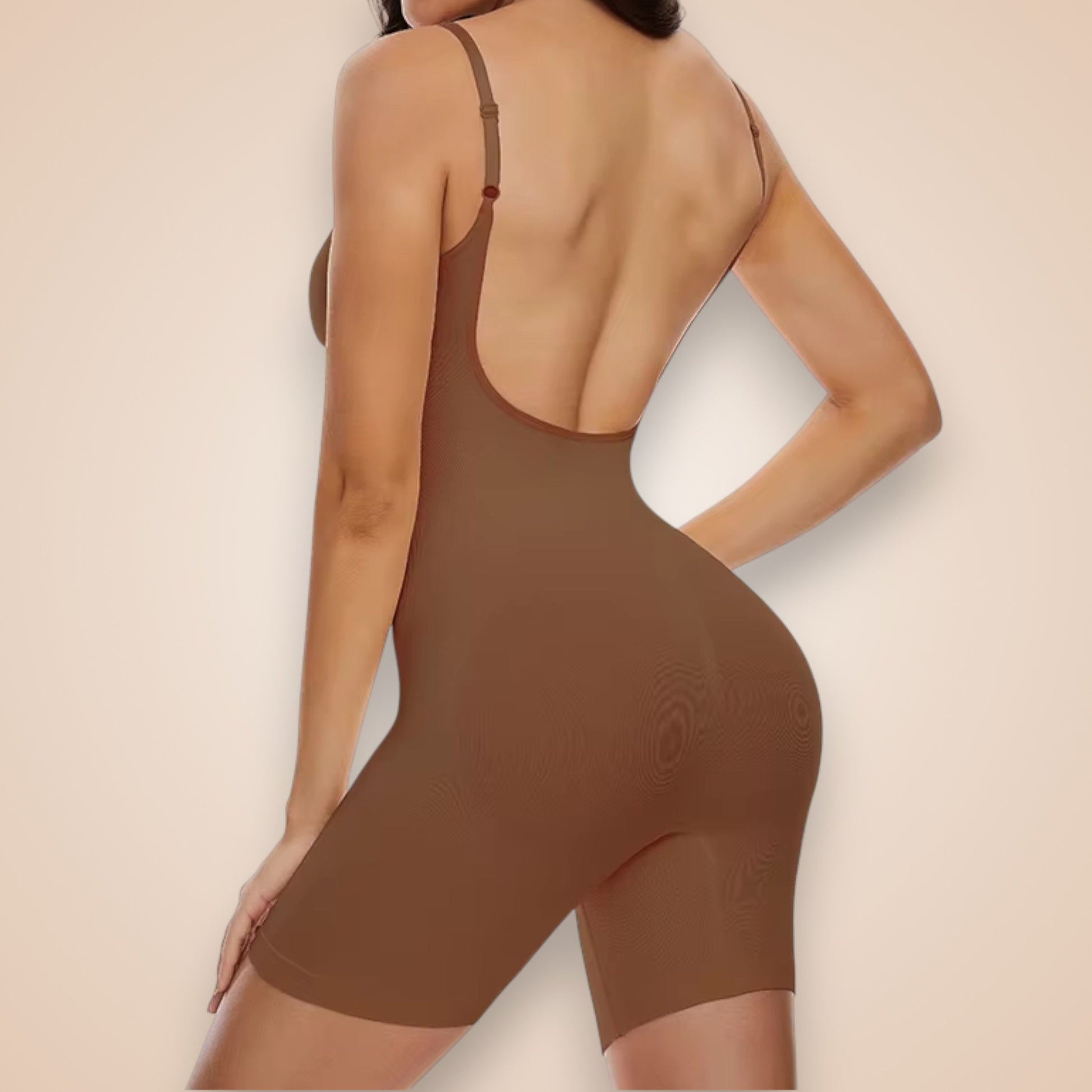 Combinaison gainante marron femme vue de dos, effet sculptant et push-up, lingerie galbante avec maintien du ventre et mise en valeur des courbes naturelles.