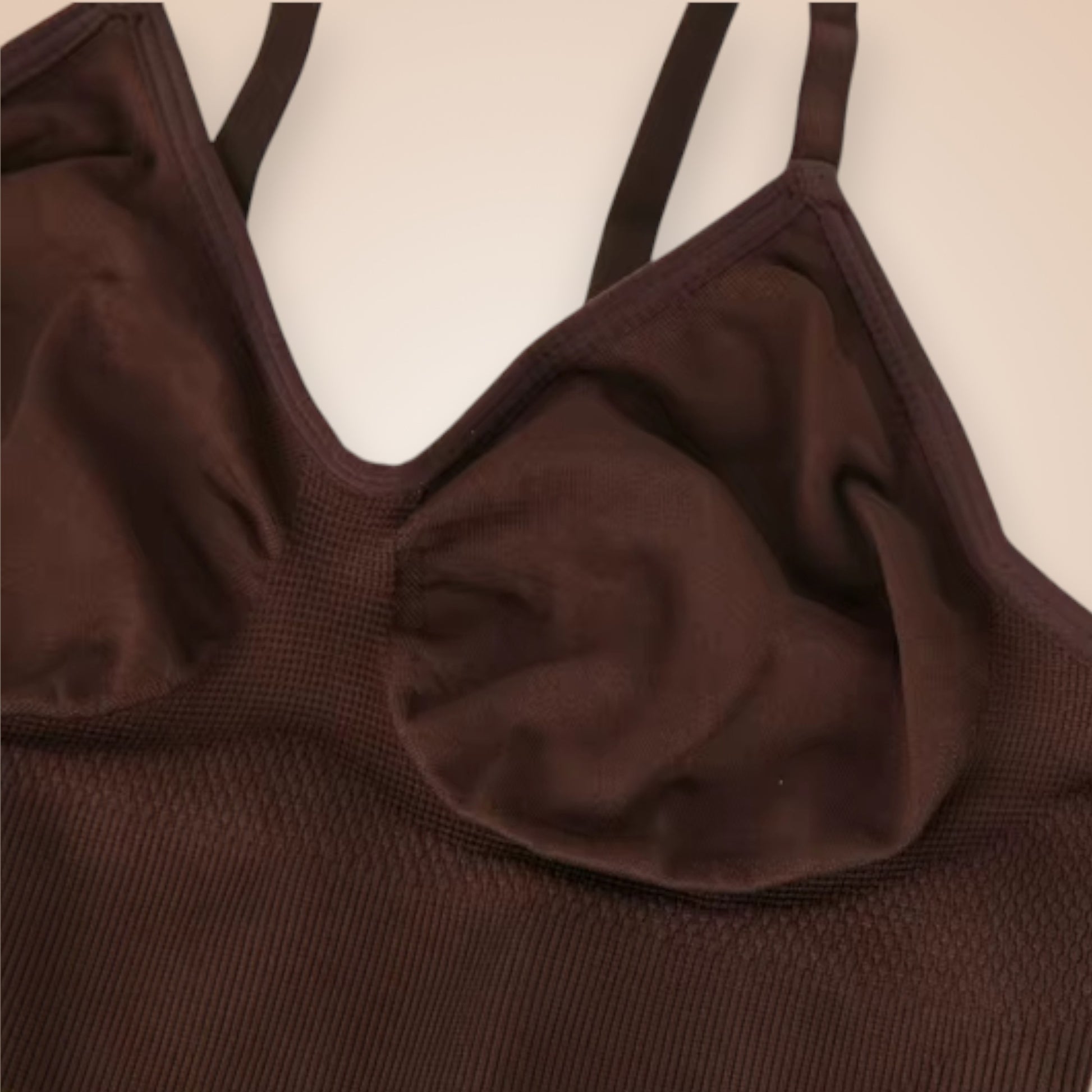 Détail du tissu et des bonnets du body gainant marron femme, lingerie sculptante sans armature avec maintien naturel de la poitrine et texture respirante.