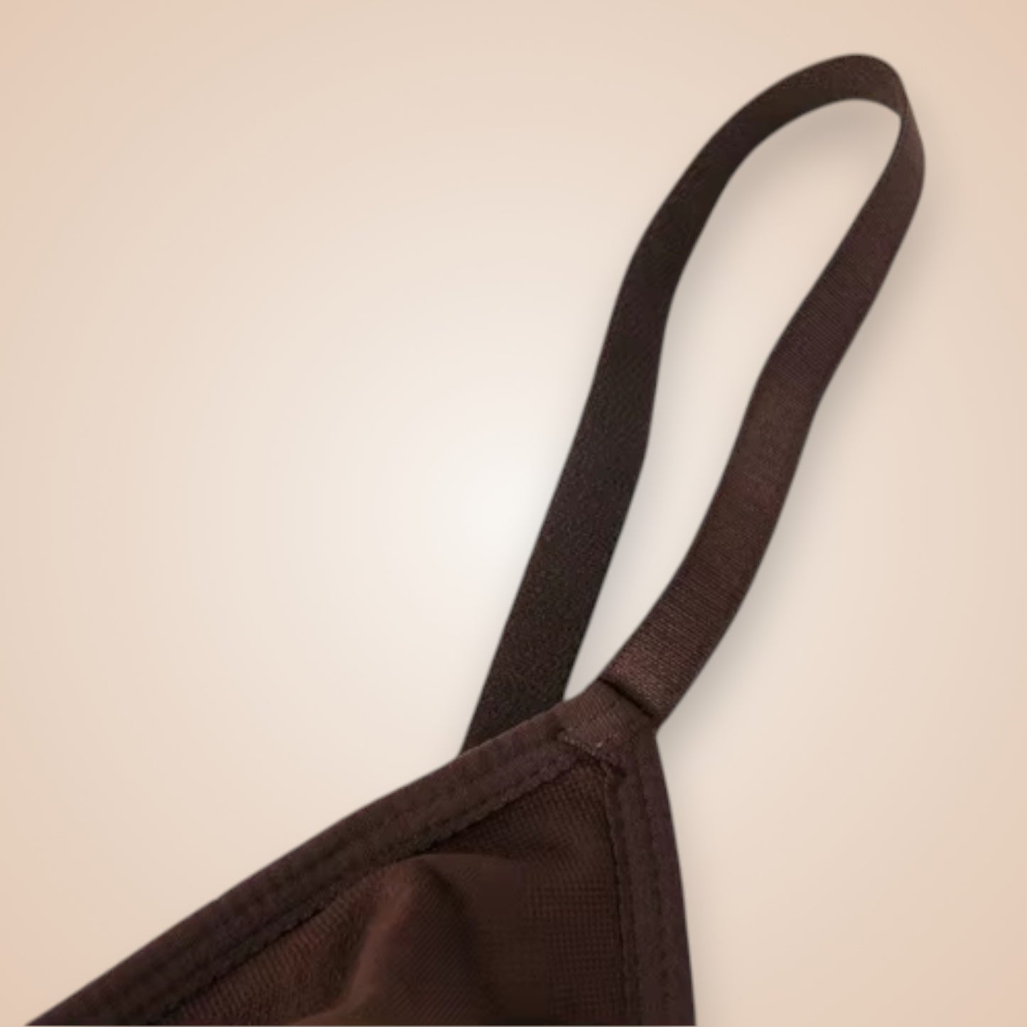 Zoom sur la bretelle ajustable du body gainant marron femme, lingerie galbante avec finition renforcée et couture élastique pour un confort optimal.