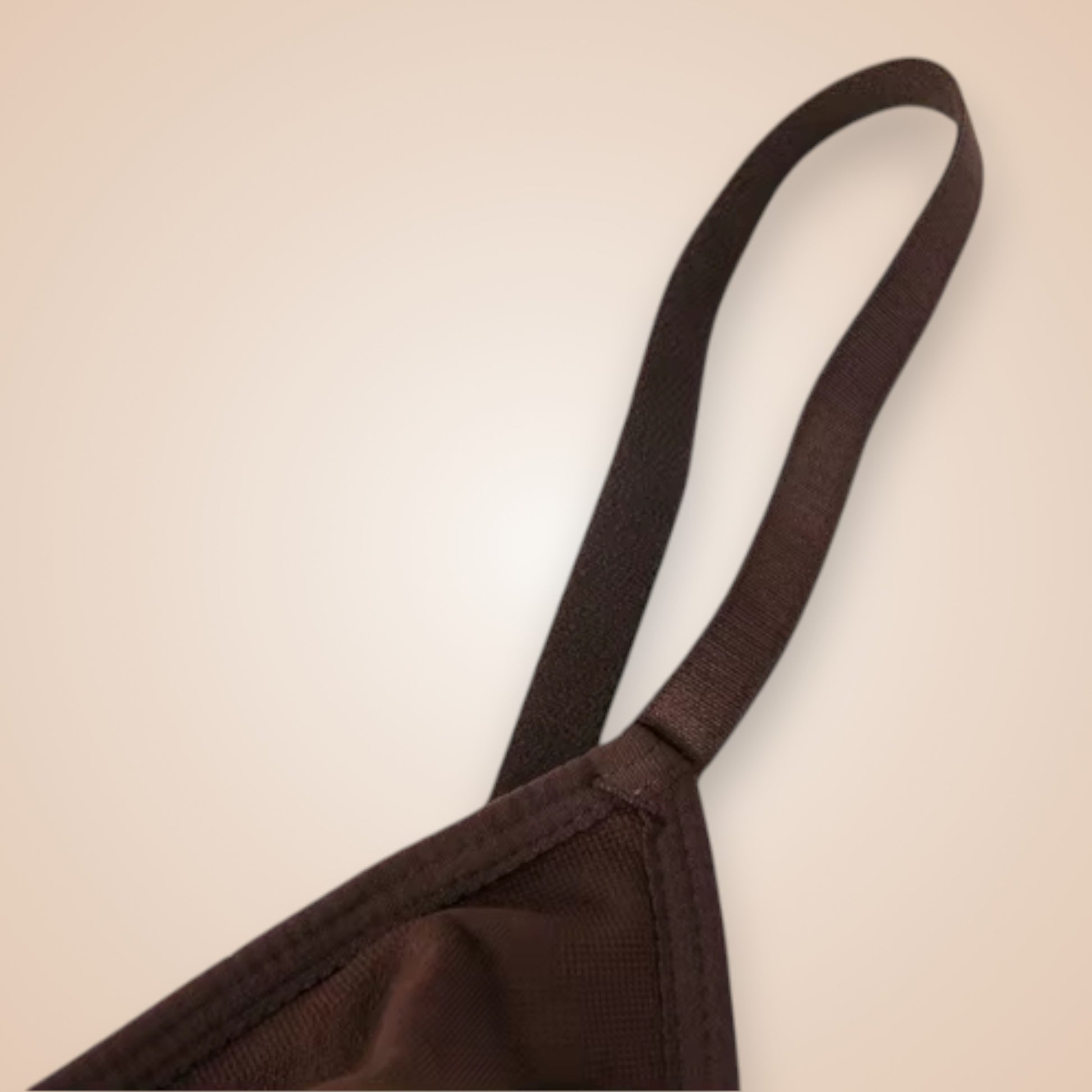 Zoom sur la bretelle ajustable du body gainant marron femme, lingerie galbante avec finition renforcée et couture élastique pour un confort optimal.