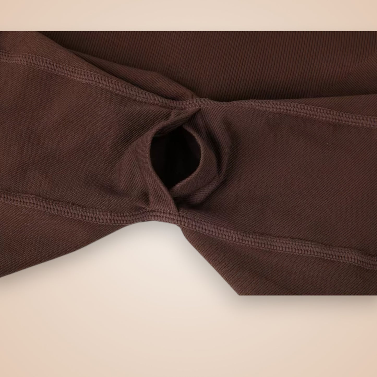 Détail de l’ouverture hygiénique du body gainant marron femme, sous-vêtement sculptant avec couture plate et tissu extensible pour un confort au quotidien.