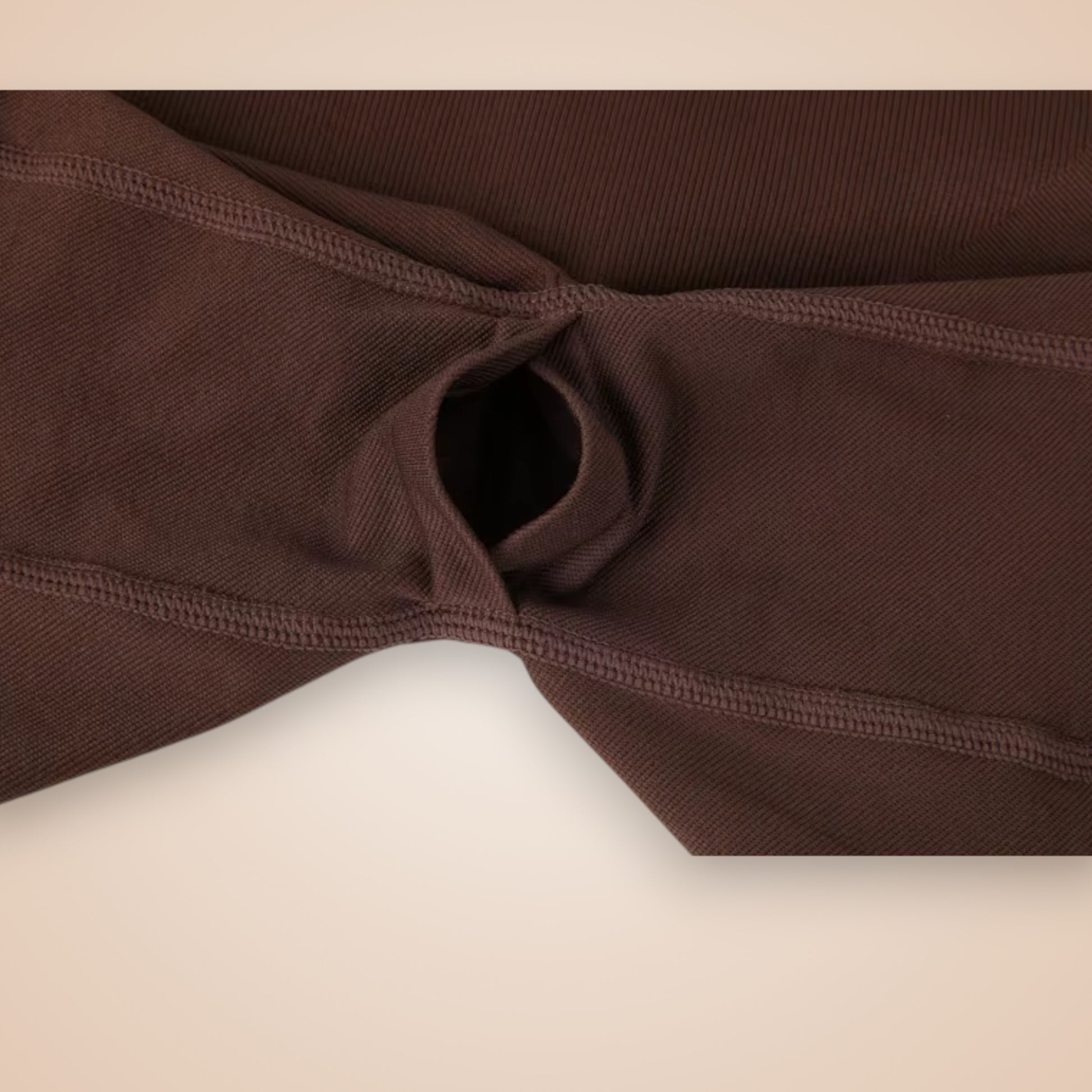 Détail de l’ouverture hygiénique du body gainant marron femme, sous-vêtement sculptant avec couture plate et tissu extensible pour un confort au quotidien.