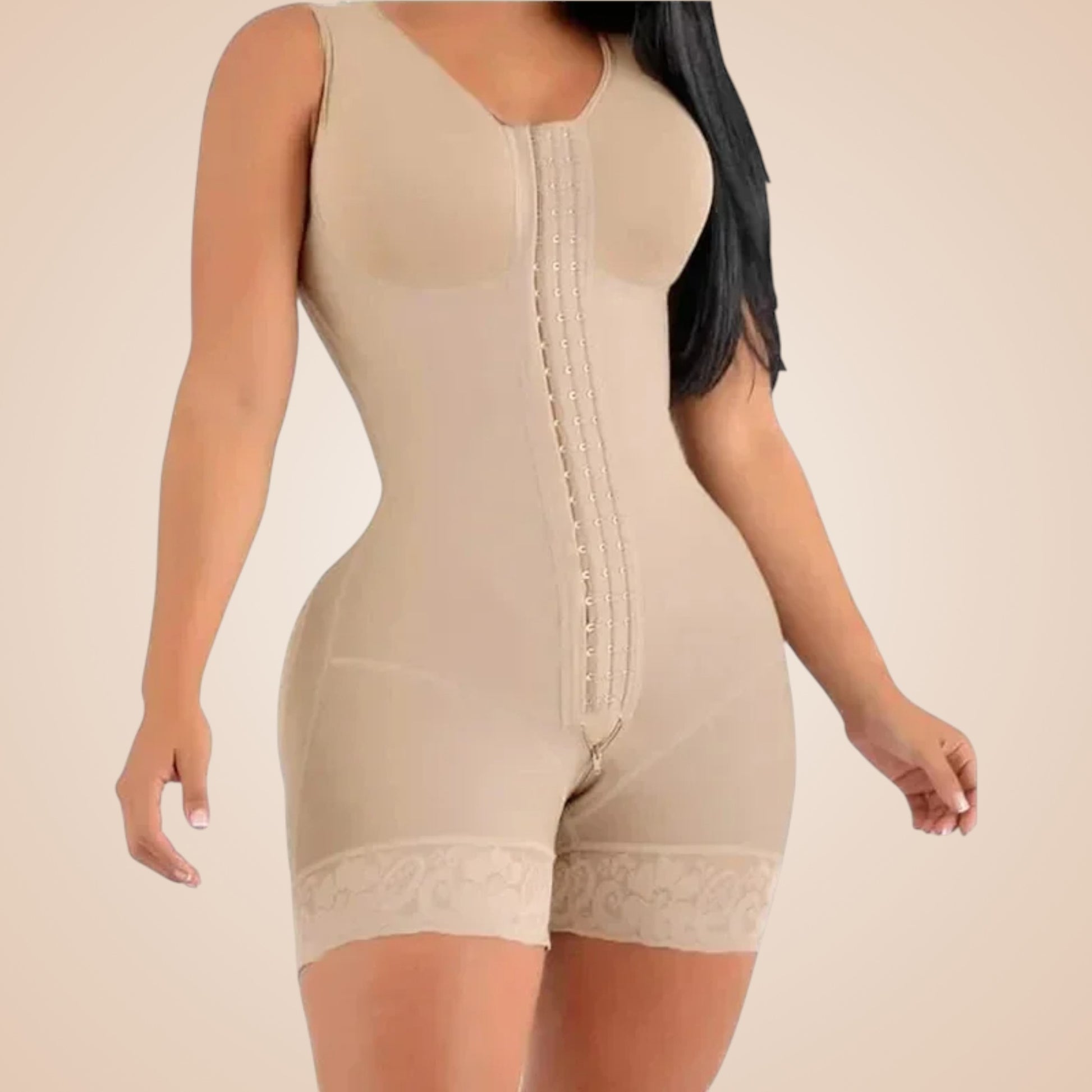 Gaine ventre plat nude à bretelles larges avec fermeture crochets devant et finitions dentelle aux cuisses.