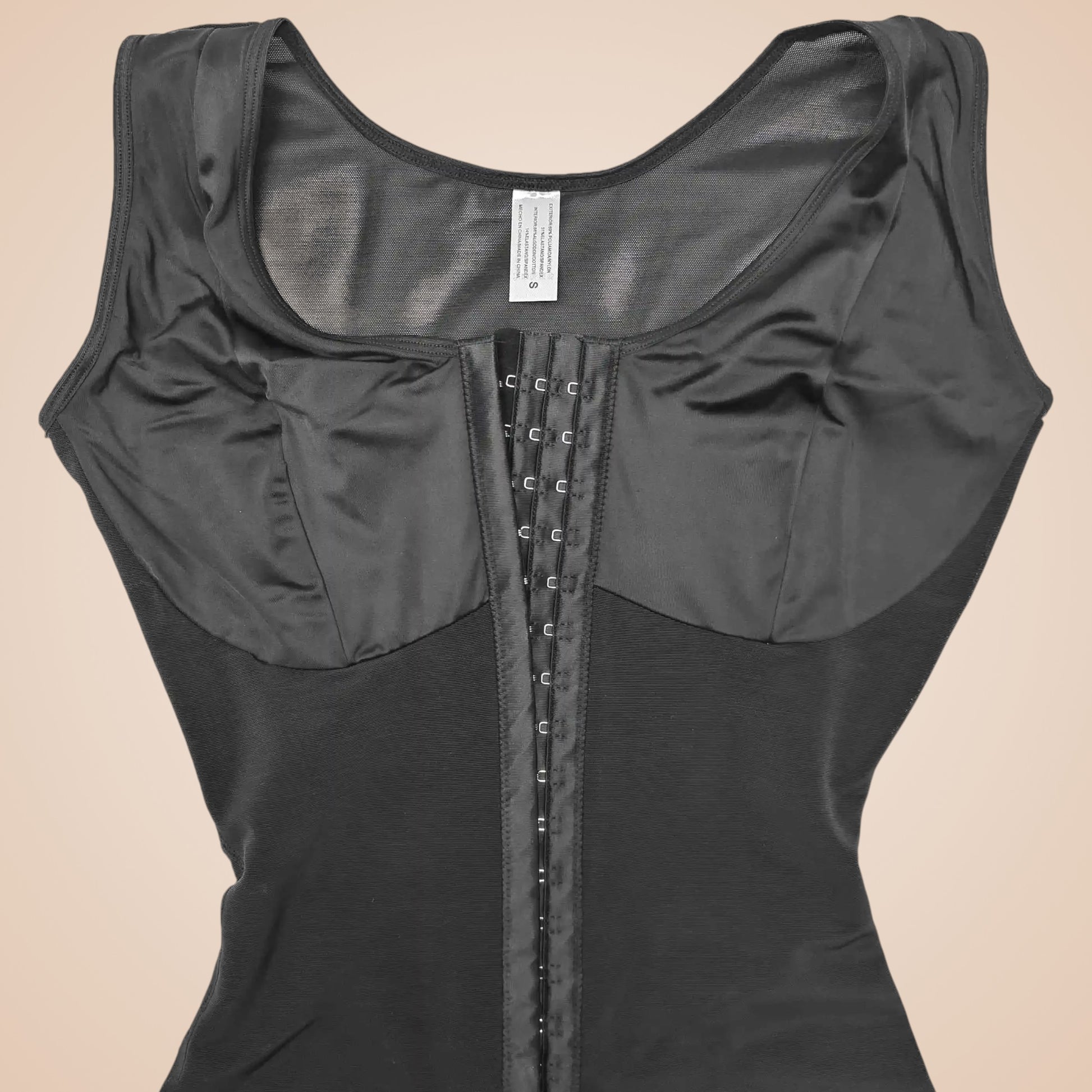 Gaine noire sculptante femme avec fermeture à crochets devant et tissu lisse.