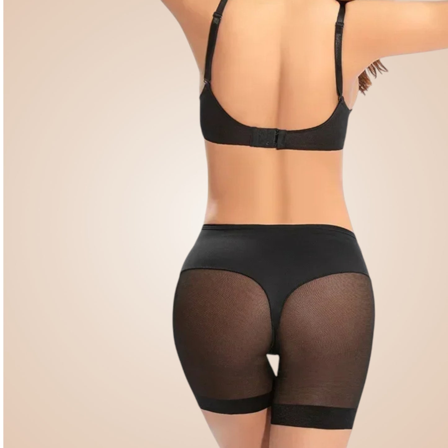 Short gainant noir femme vue de dos, lingerie sculptante effet push-up avec empiècements transparents pour galber les fessiers et affiner la silhouette.
