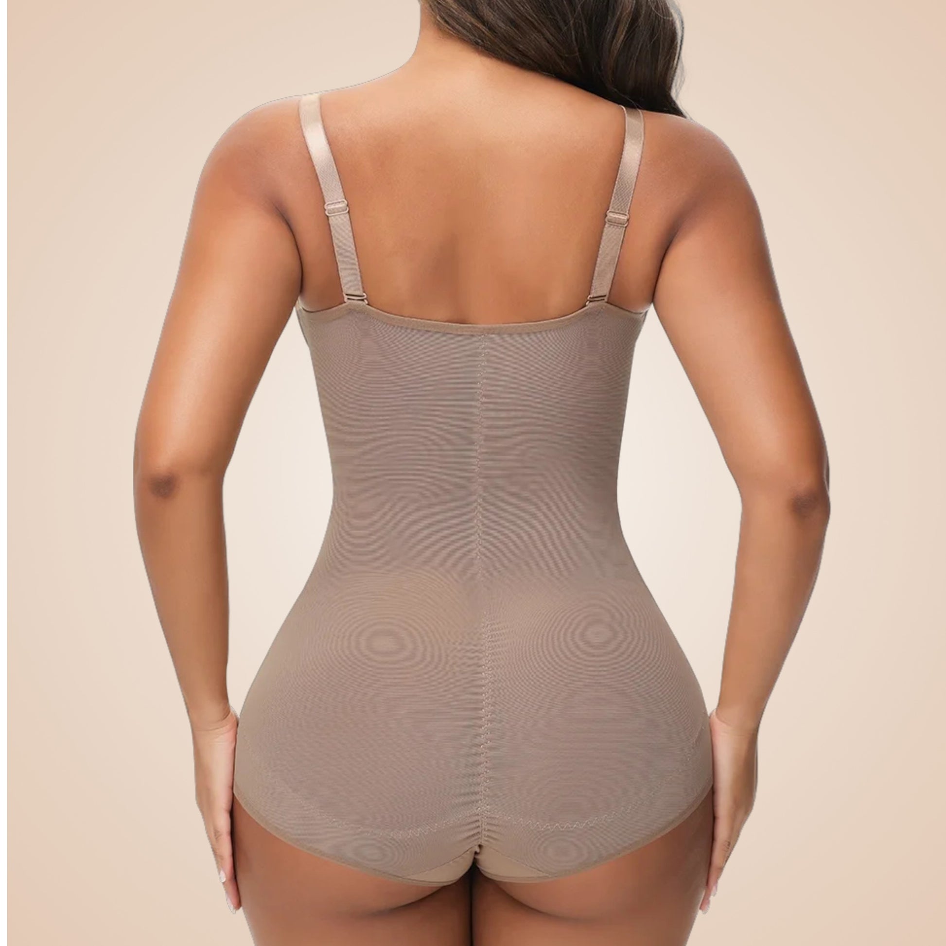 Body gainant couleur nude vu de dos, lingerie sculptante pour femme, effet ventre plat et amincissant, maintien de la taille et des hanches.