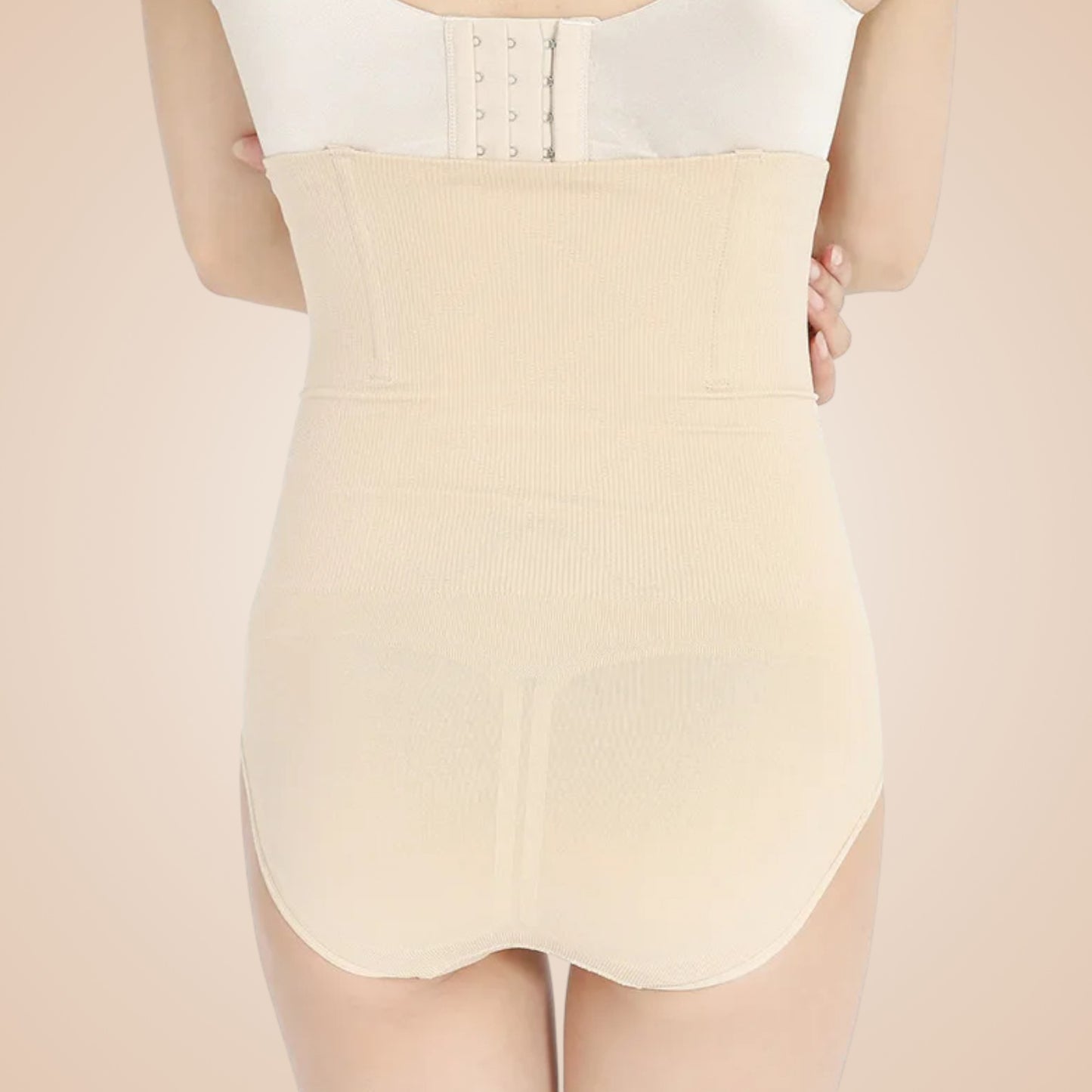 Culotte gainante couleur nude vue de dos, lingerie sculptante taille haute pour femme, effet ventre plat et amincissant, gaine invisible sous vêtements.