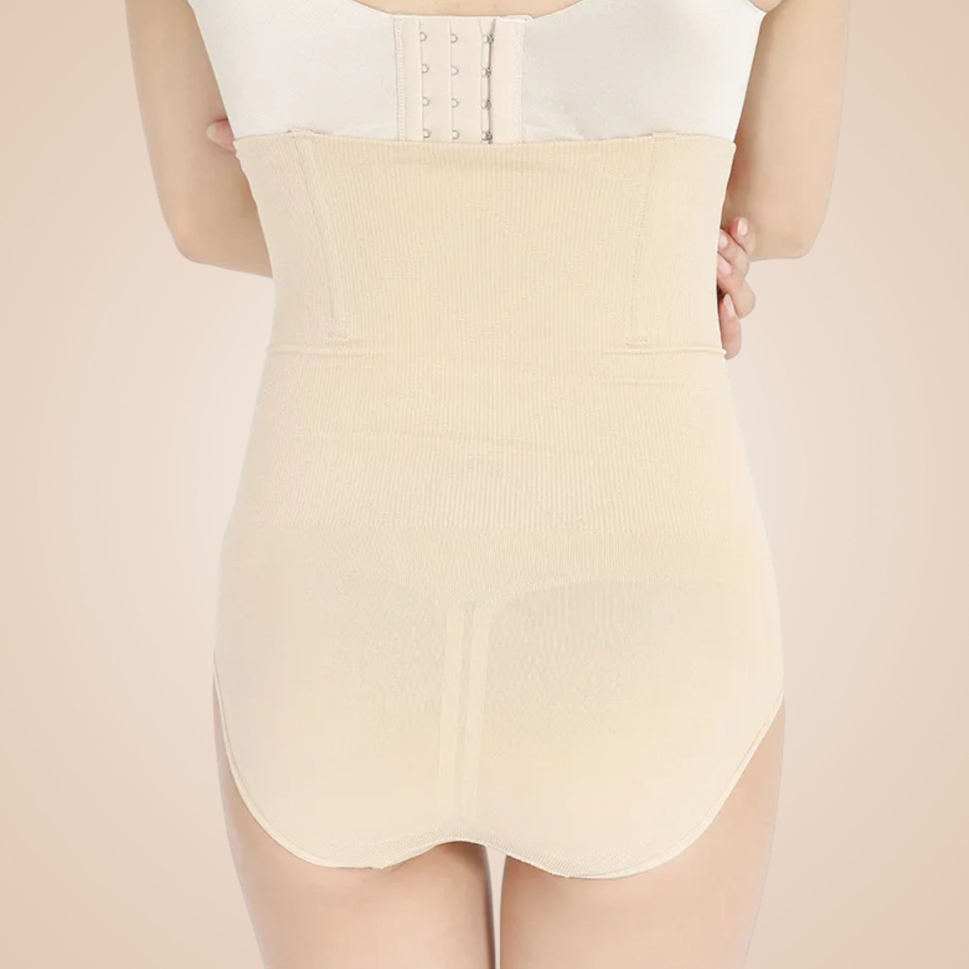 Culotte gainante couleur nude vue de dos, lingerie sculptante taille haute pour femme, effet ventre plat et amincissant, gaine invisible sous vêtements.