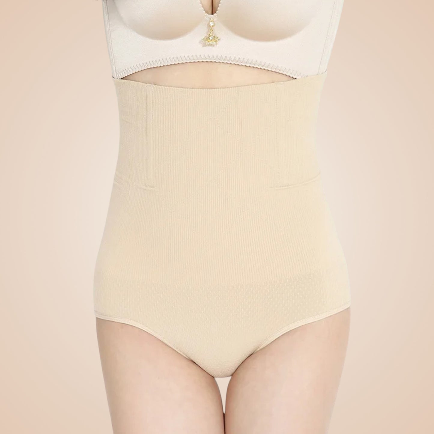 Culotte gainante couleur nude taille haute pour femme, lingerie sculptante effet ventre plat et amincissant, gaine invisible sous les vêtements.