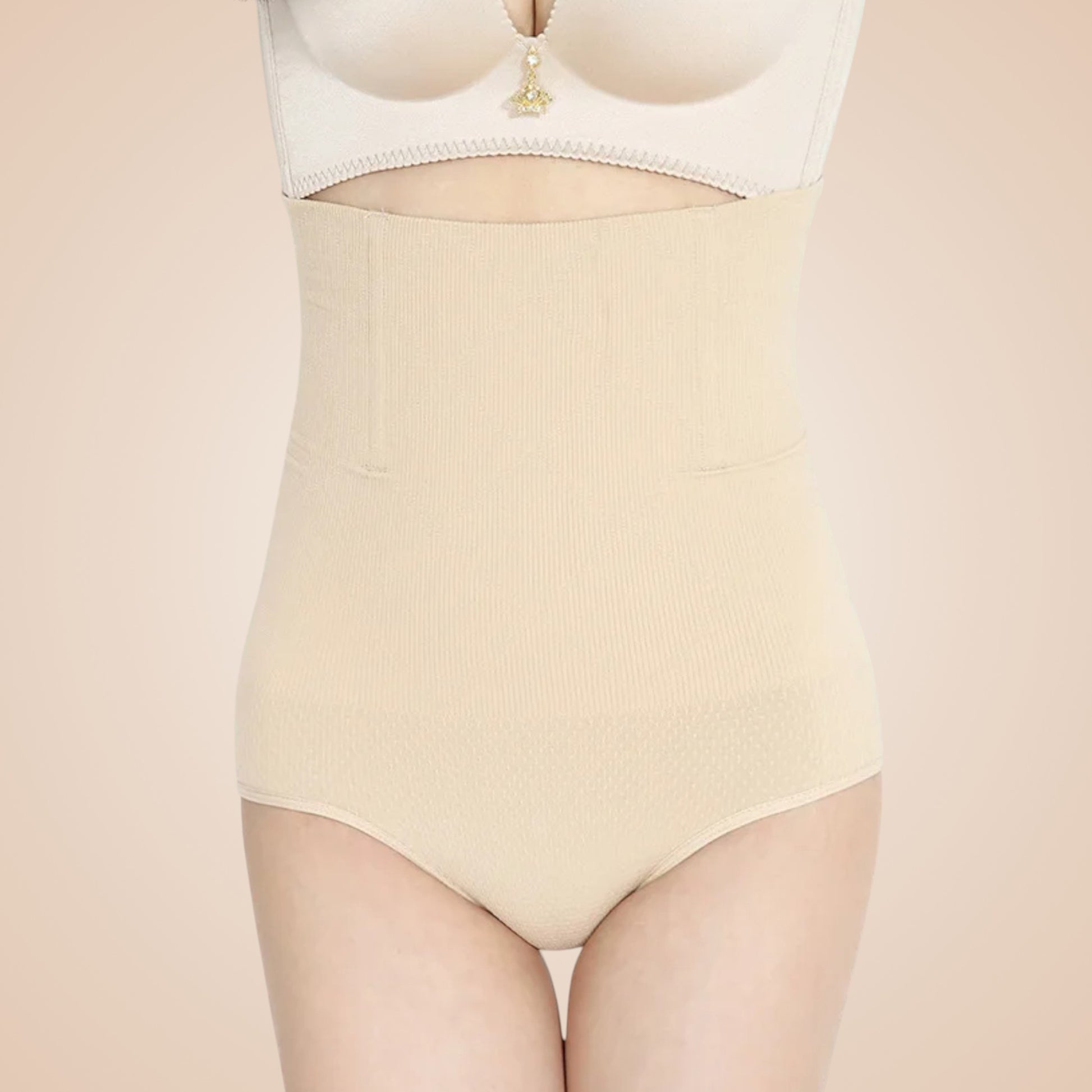 Culotte gainante couleur nude taille haute pour femme, lingerie sculptante effet ventre plat et amincissant, gaine invisible sous les vêtements.