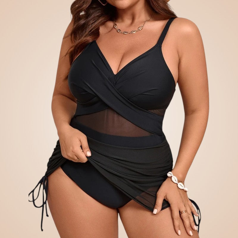 Maillot de bain grande taille amincissant noir Hathor porté de face avec décolleté croisé, empiècement mesh transparent et jupe ajustable