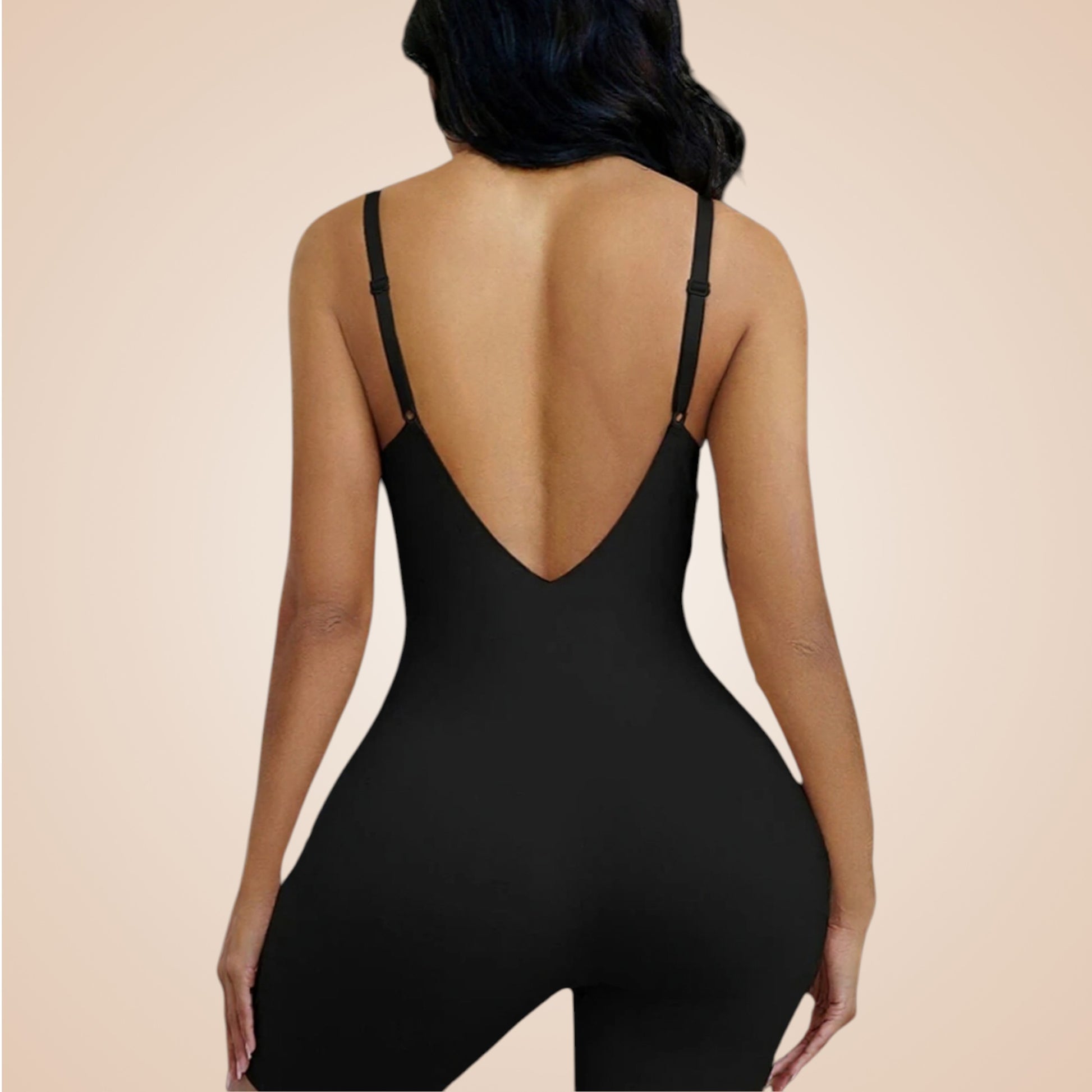 Gaine noire sculptante ventre plat avec bretelles fines, dos en V profond, tissu lisse et ajusté.