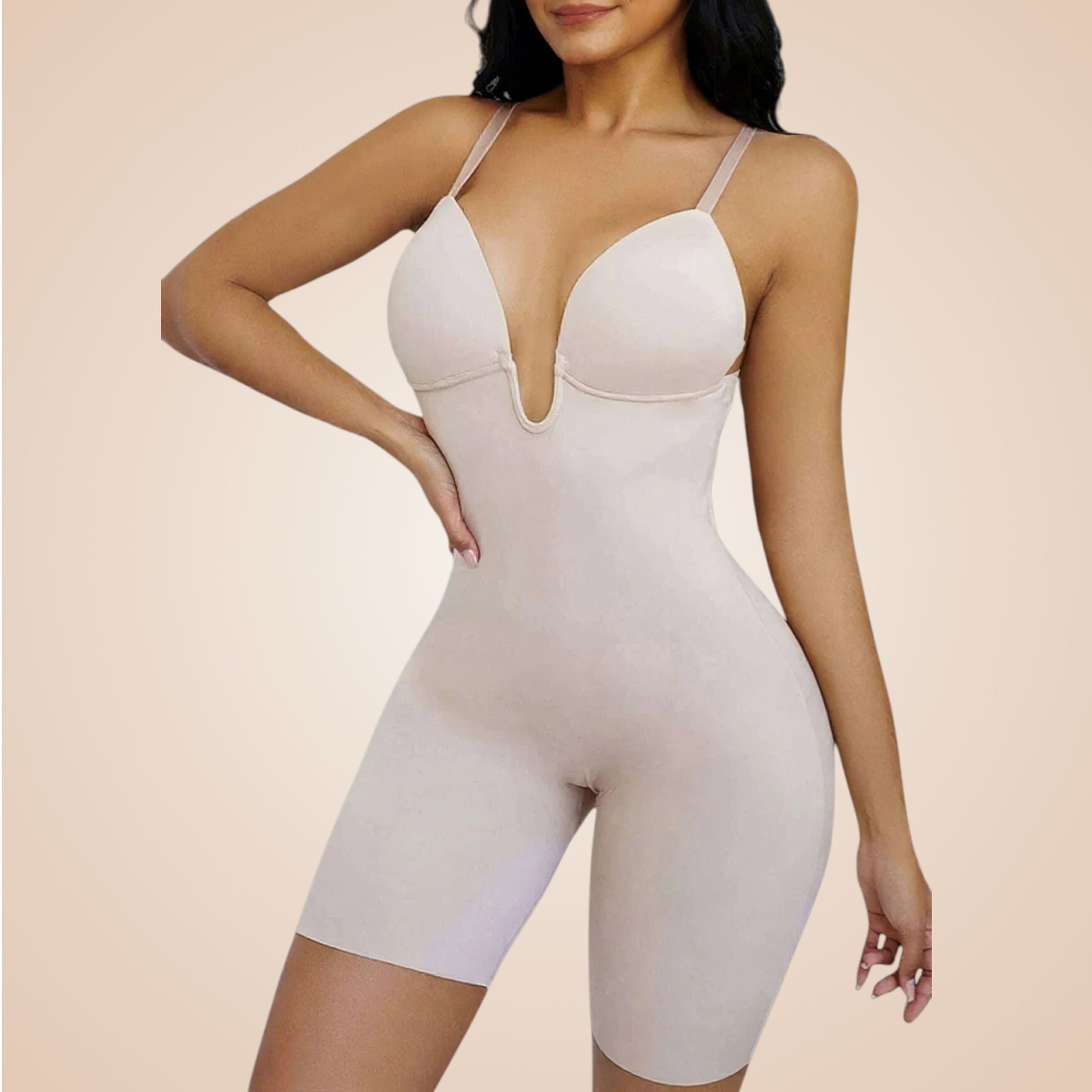 Body gainant beige crème sculptant ventre plat à bretelles fines et jambes longues.