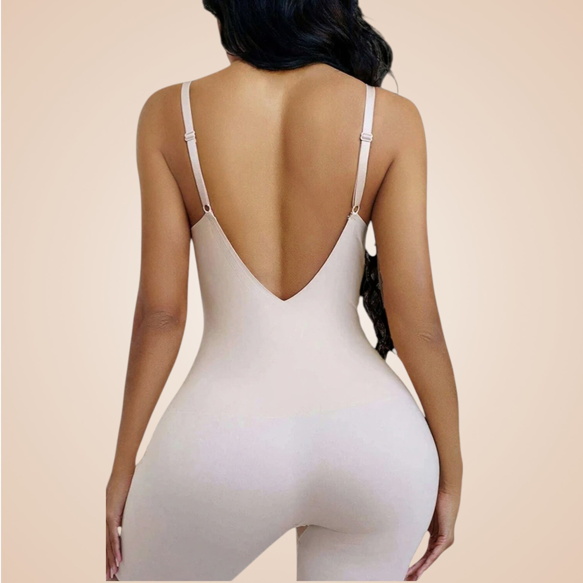Gaine beige crème sculptante avec bretelles fines et dos plongeant en V.