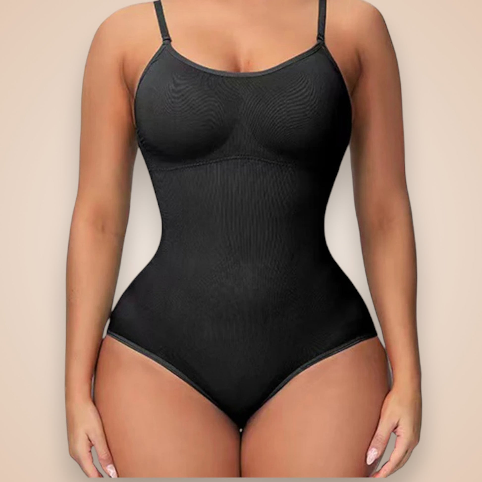 Body gainant amincissant noir pour femme, lingerie sculptante effet ventre plat et taille fine, maintien ferme et galbant invisible sous les vêtements.