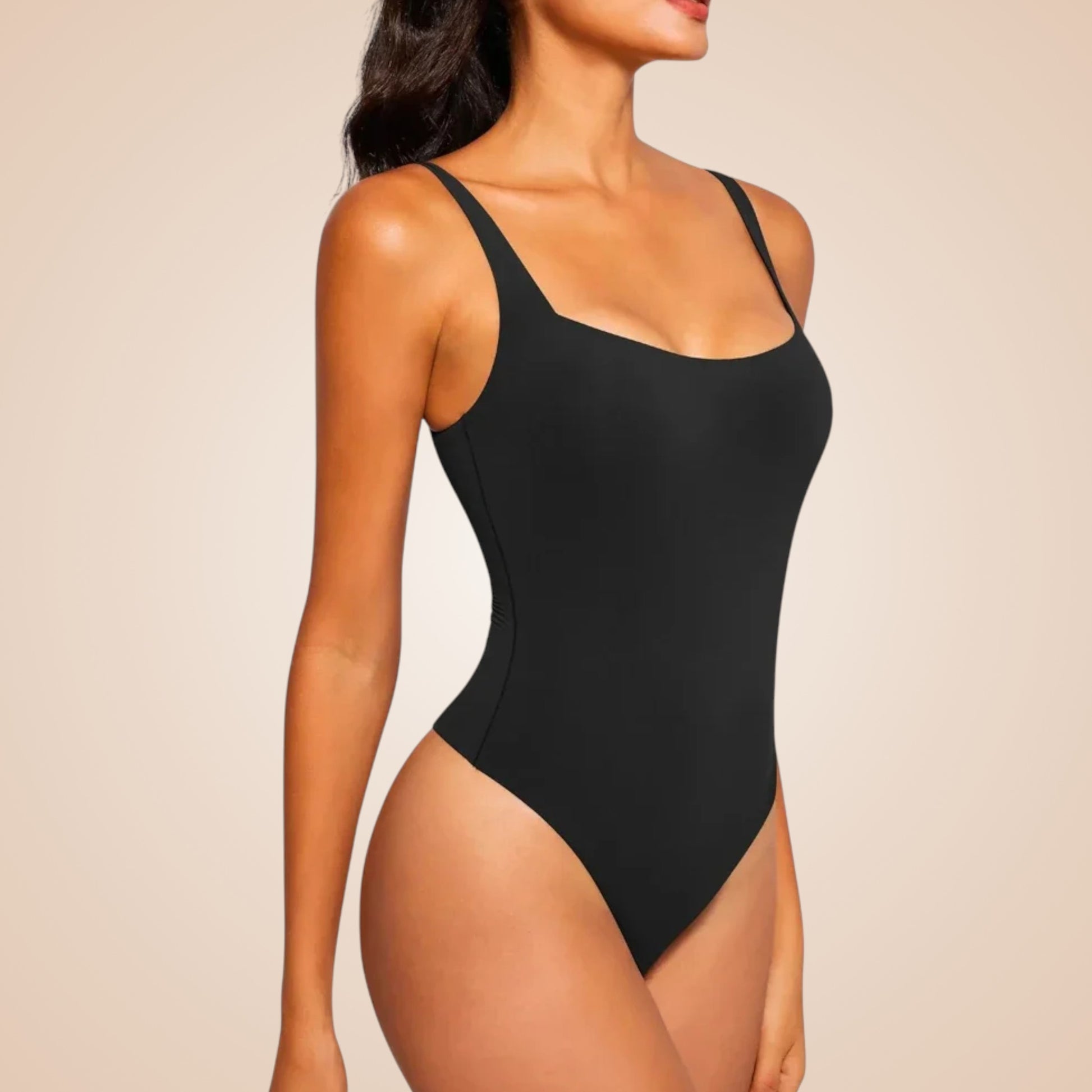 Body gainant noir vu de côté, lingerie sculptante pour femme avec bretelles fines, effet amincissant et ventre plat, invisible sous les vêtements.