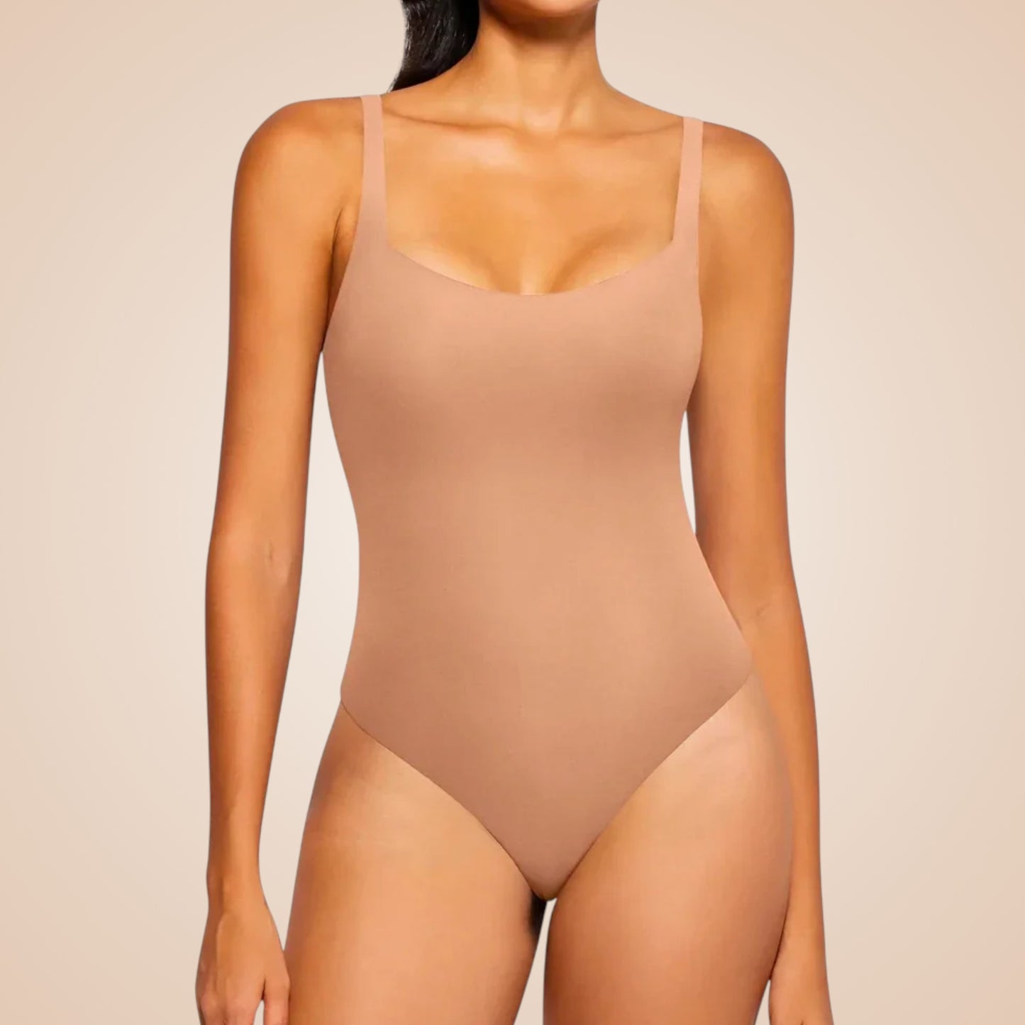 Body amincissant nude pour femme, lingerie sculptante couleur chair, effet ventre plat et gainant, invisible sous les vêtements clairs.