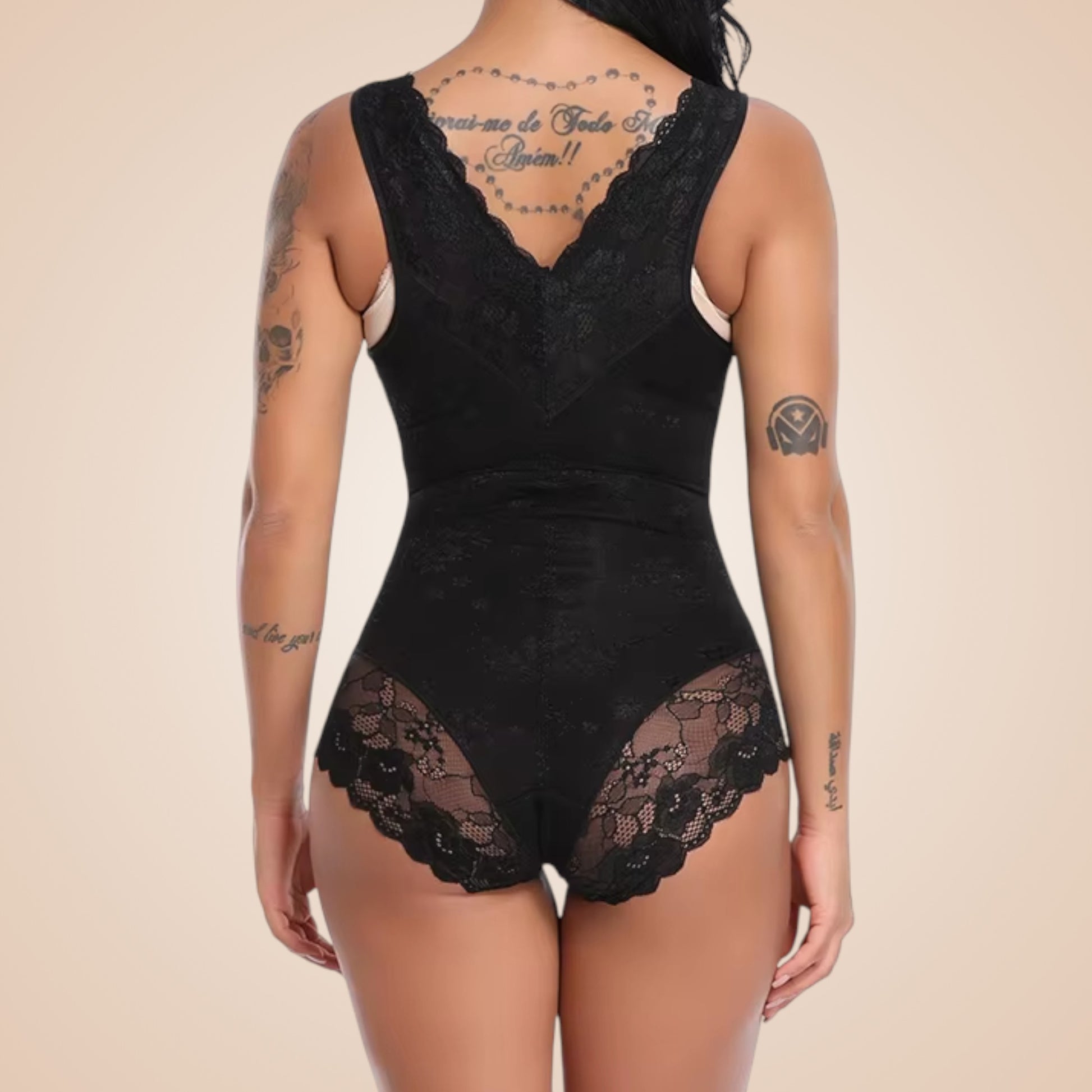 Body gainant dentelle noire femme porté vue de dos, lingerie sculptante galbante avec détails en dentelle florale et effet ventre plat, maintien élégant et raffiné.