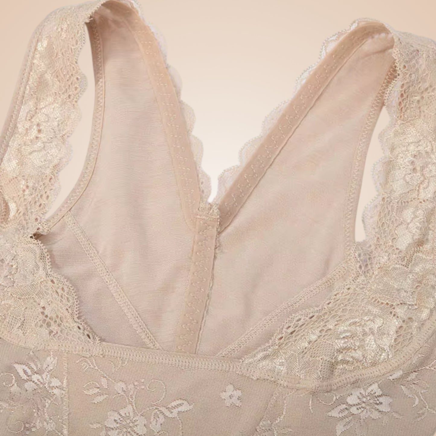 Zoom sur le dos du body gainant en dentelle nude femme, détail du tissu sculptant et des finitions délicates en dentelle florale pour un maintien élégant.