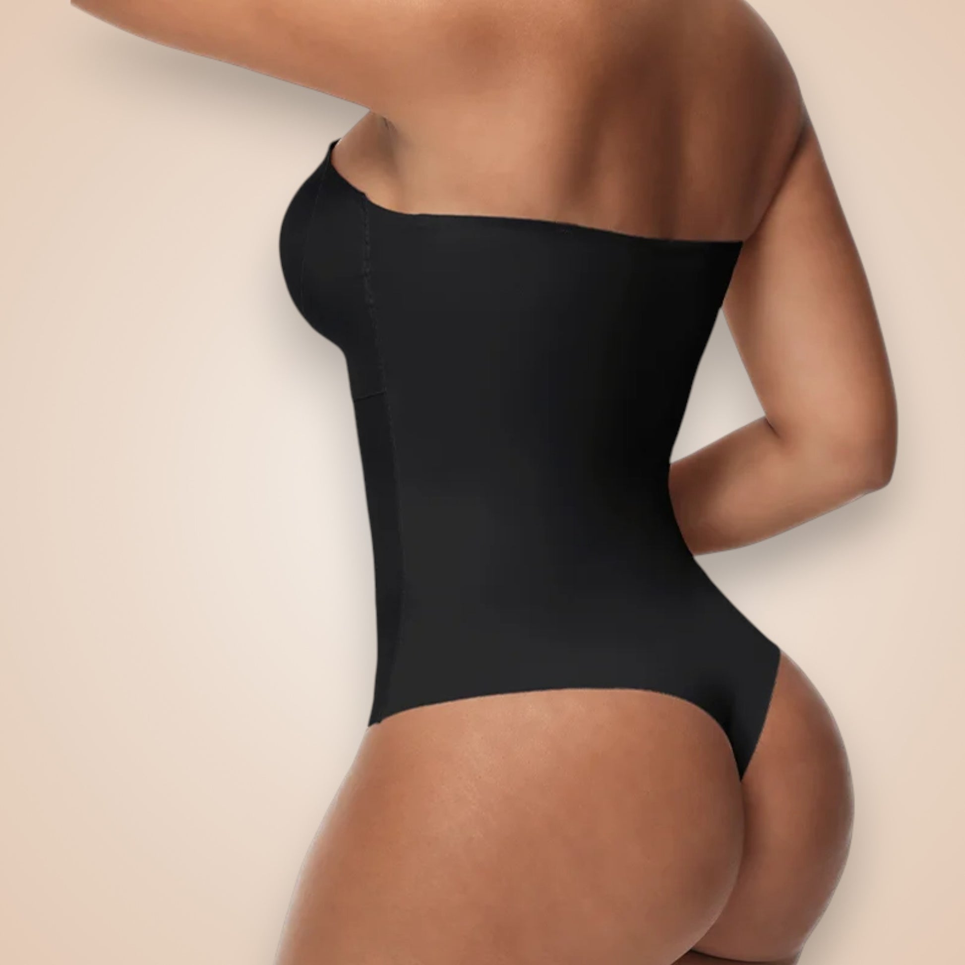 Body gainant dos nu noir porté par une femme, lingerie sculptante invisible effet seconde peau, maintien du ventre et galbe naturel des fesses.