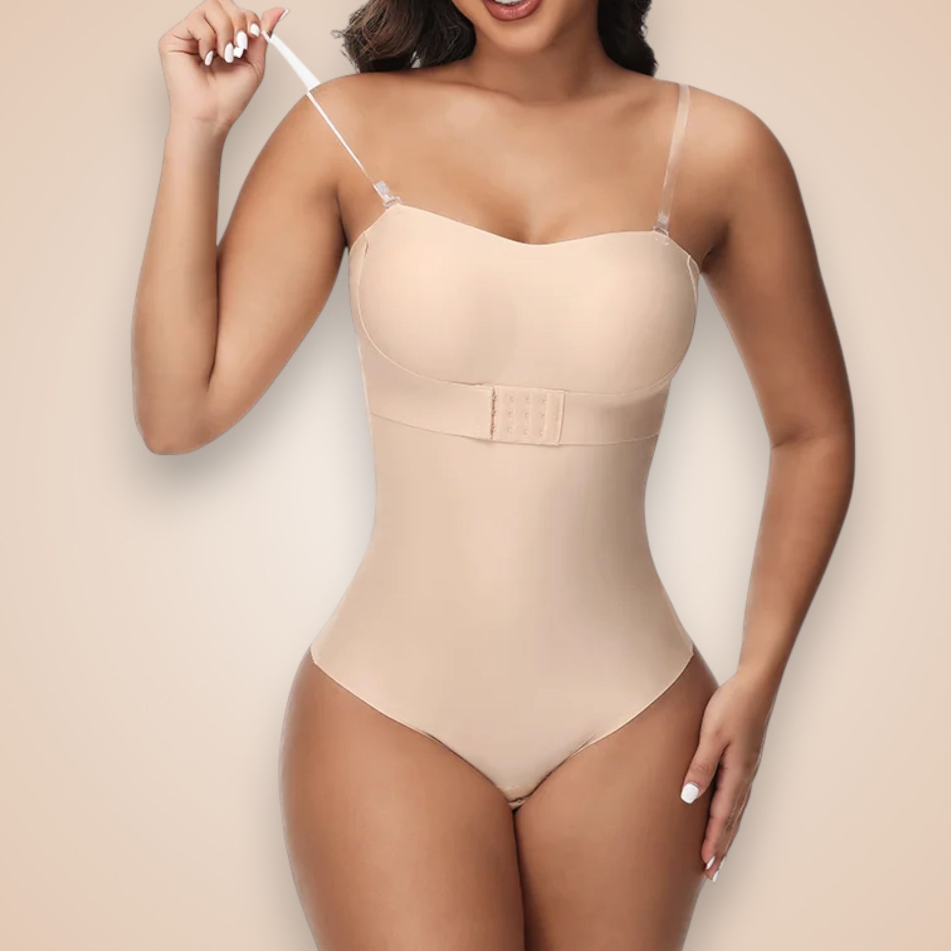 Body gainant dos nu nude porté par une femme, lingerie sculptante avec bretelles transparentes, effet ventre plat et maintien invisible sous les vêtements.