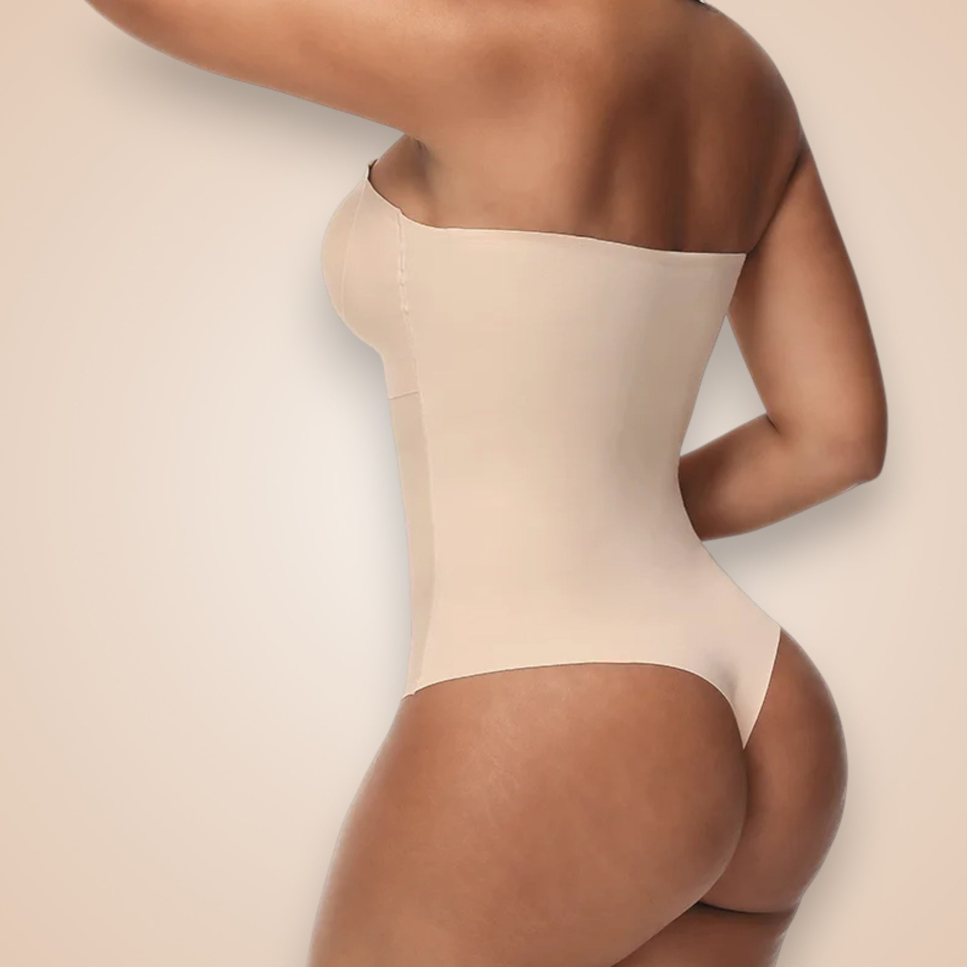 Body gainant dos nu nude porté par une femme, lingerie sculptante invisible couleur chair, effet ventre plat et fessier galbé.