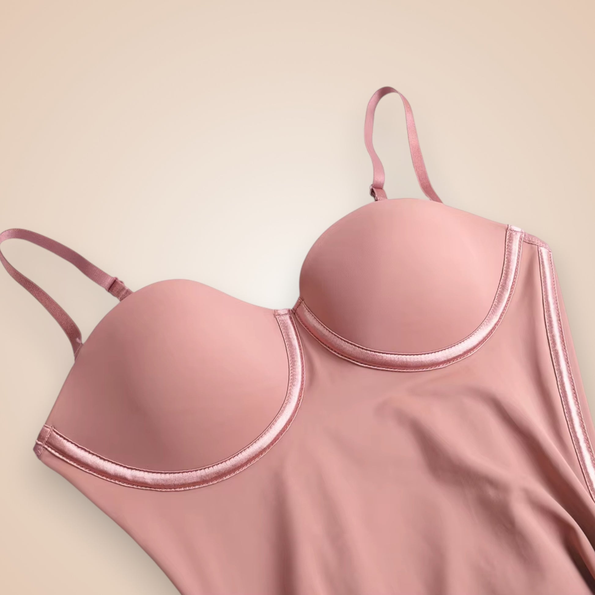 Body gainant sans bretelles rose clair avec armatures et bonnets moulés.