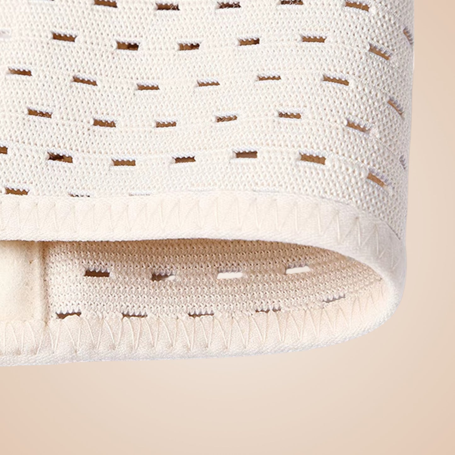 Détail du tissu en maille beige perforée et bordure finition couture du bustier corset Dioné.