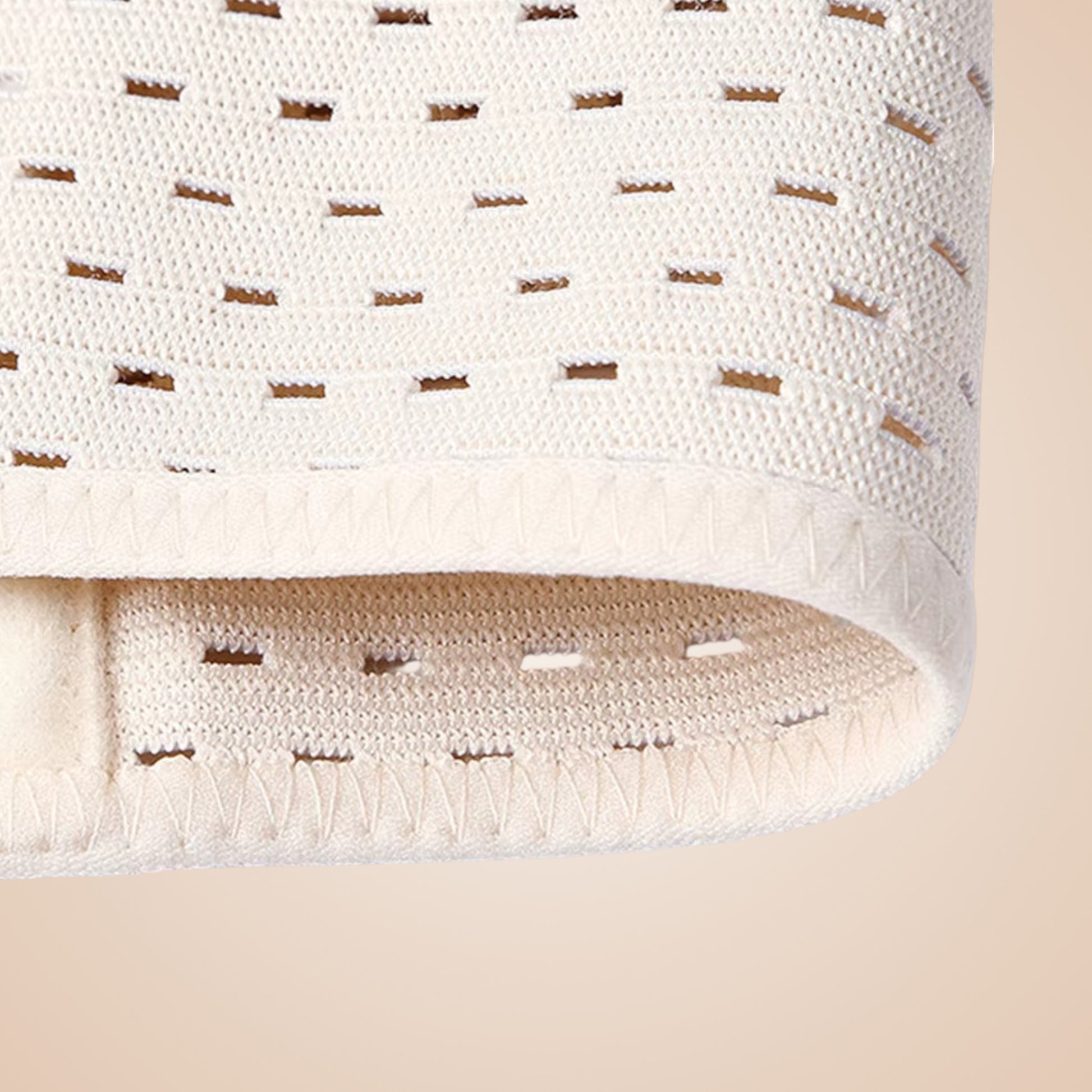 Détail du tissu en maille beige perforée et bordure finition couture du bustier corset Dioné.