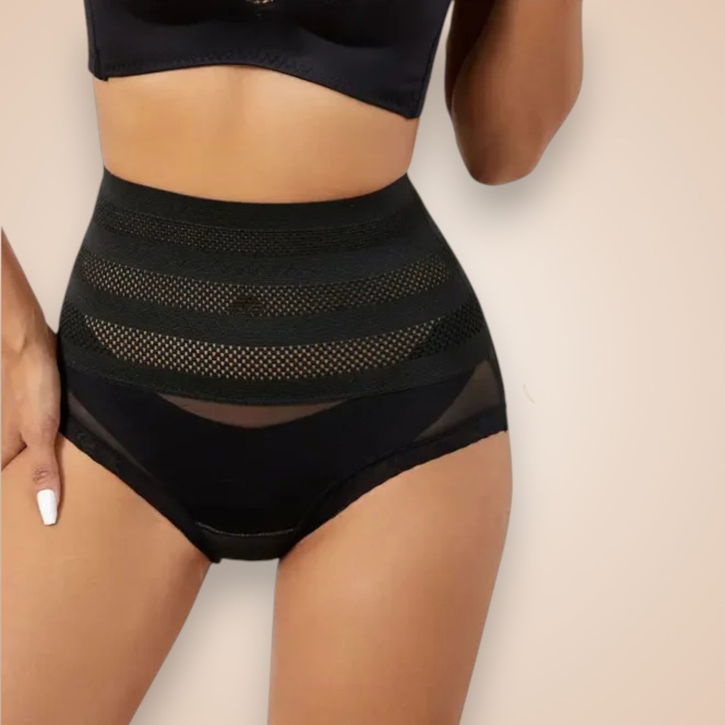 Culotte sculptante noire portée par une femme, lingerie gainante taille haute effet ventre plat avec bandes de maintien et empiècements transparents.