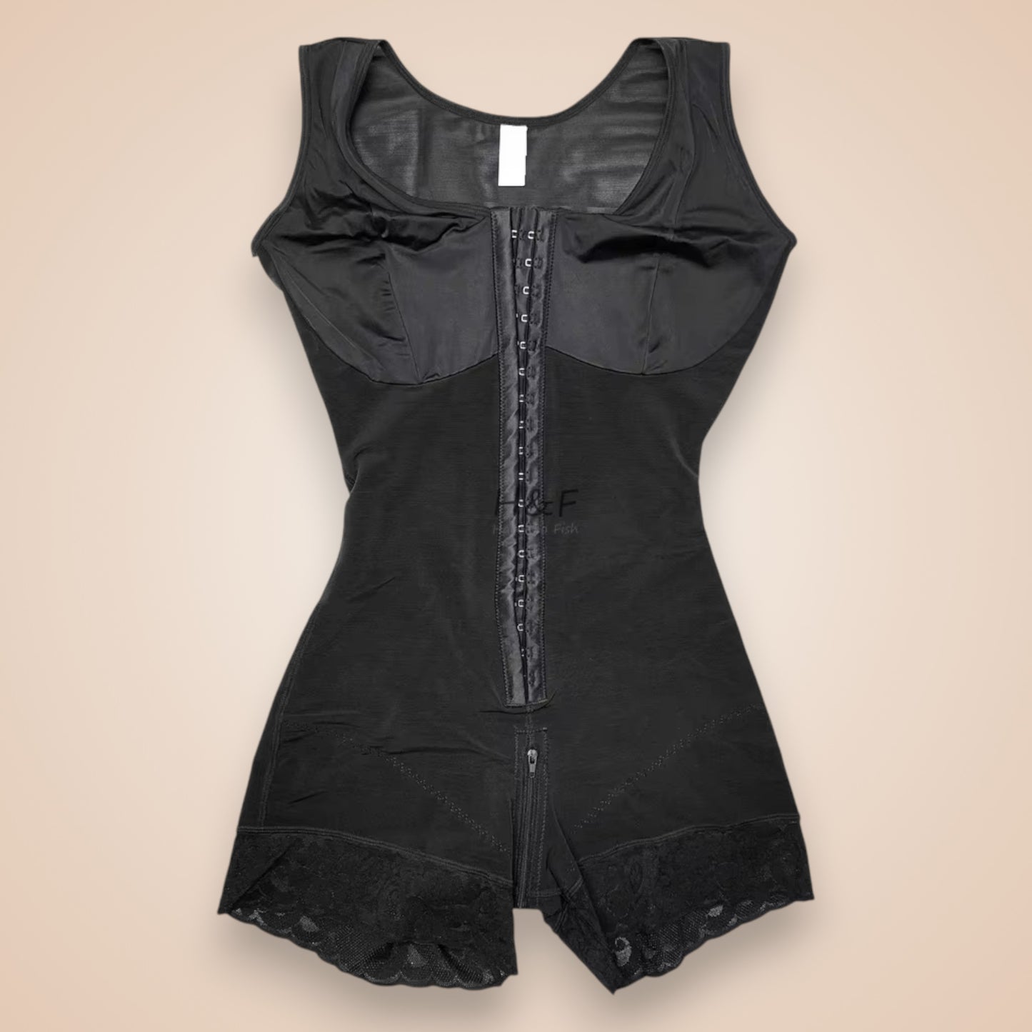 Gaine noire femme sculptante avec bretelles larges et crochet frontal, tissu extensible léger.