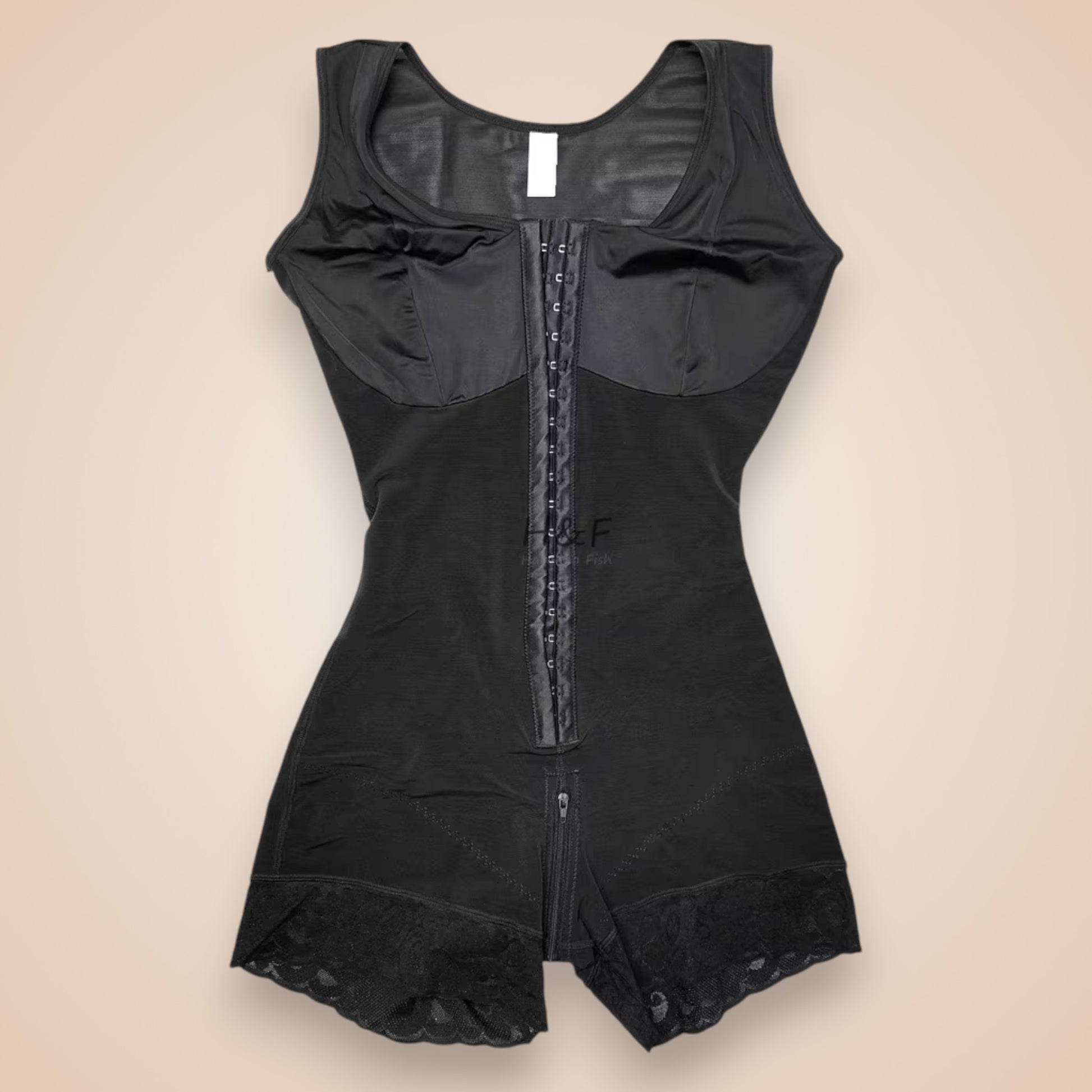 Gaine noire femme sculptante avec bretelles larges et crochet frontal, tissu extensible léger.