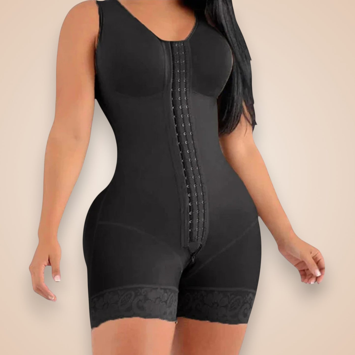 Gaine noire ventre plat musclée avec fermeture crochet devant et jambes ornées de dentelle fine.