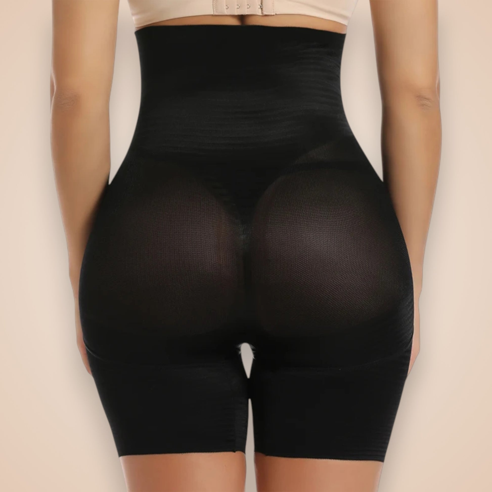 Gaine ventre plat noire portée dos, short gainant effet push-up fessier et taille haute amincissante Secret Gainant.