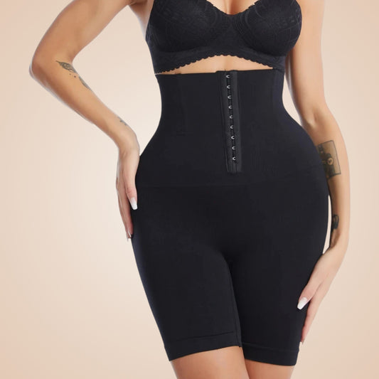 Gaine amincissante noire femme taille haute avec agrafes frontales, effet ventre plat et silhouette galbée, lingerie sculptante gainante cuisses et taille.