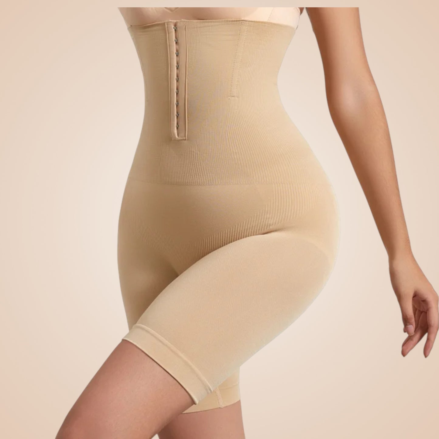Gaine ventre plat nude pour femme, culotte gainante taille haute avec agrafes, lingerie sculptante invisible effet amincissant sous les vêtements clairs.
